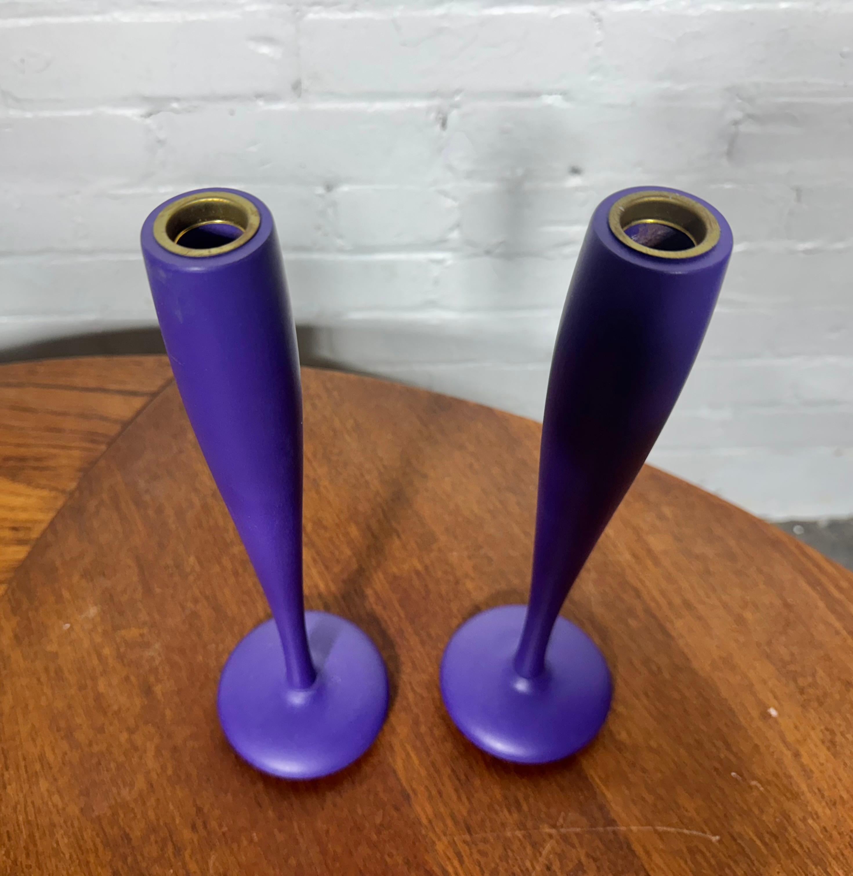 Dipinto Insolita coppia di candelieri moderni danesi di Tapio Wirkkala . Viola originale in vendita