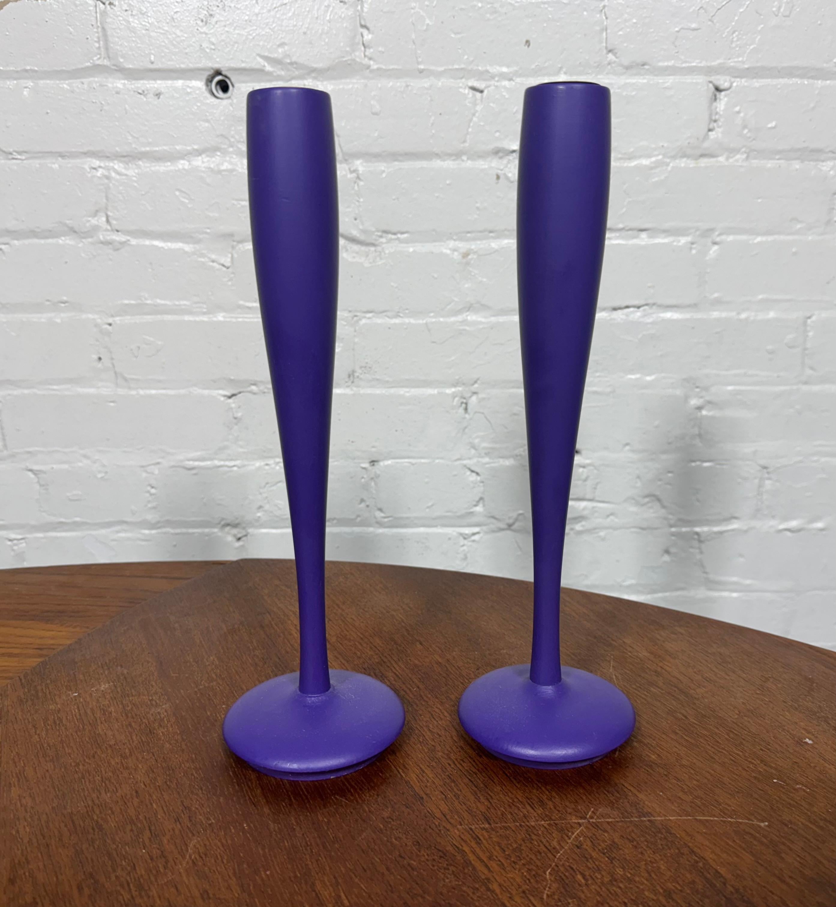 Insolita coppia di candelieri moderni danesi di Tapio Wirkkala . Viola originale In condizioni buone in vendita a Buffalo, NY