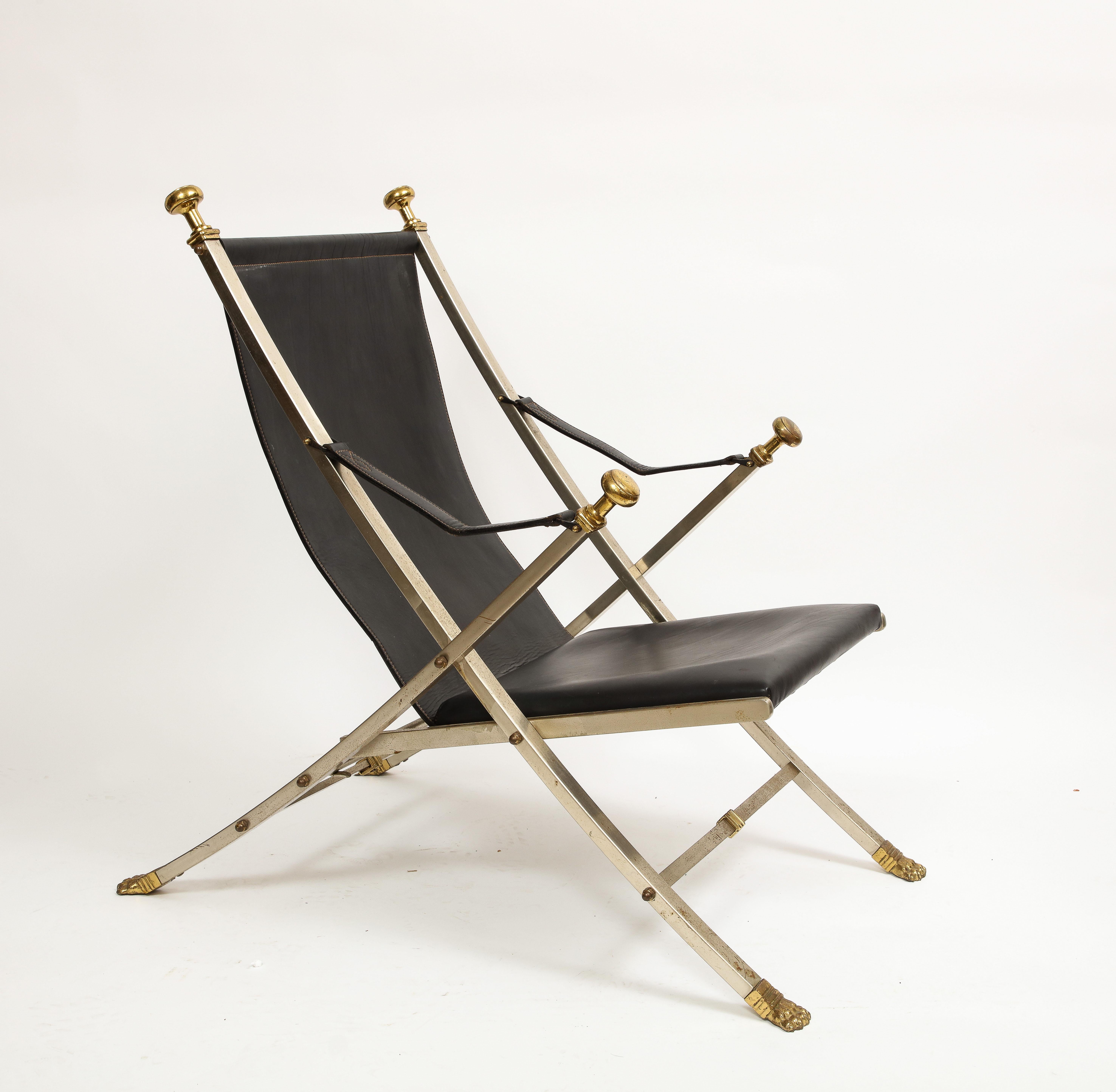 20ième siècle Paire inhabituelle de chaises françaises du milieu du siècle de la Maison Jansen en acier, bronze et cuir en vente