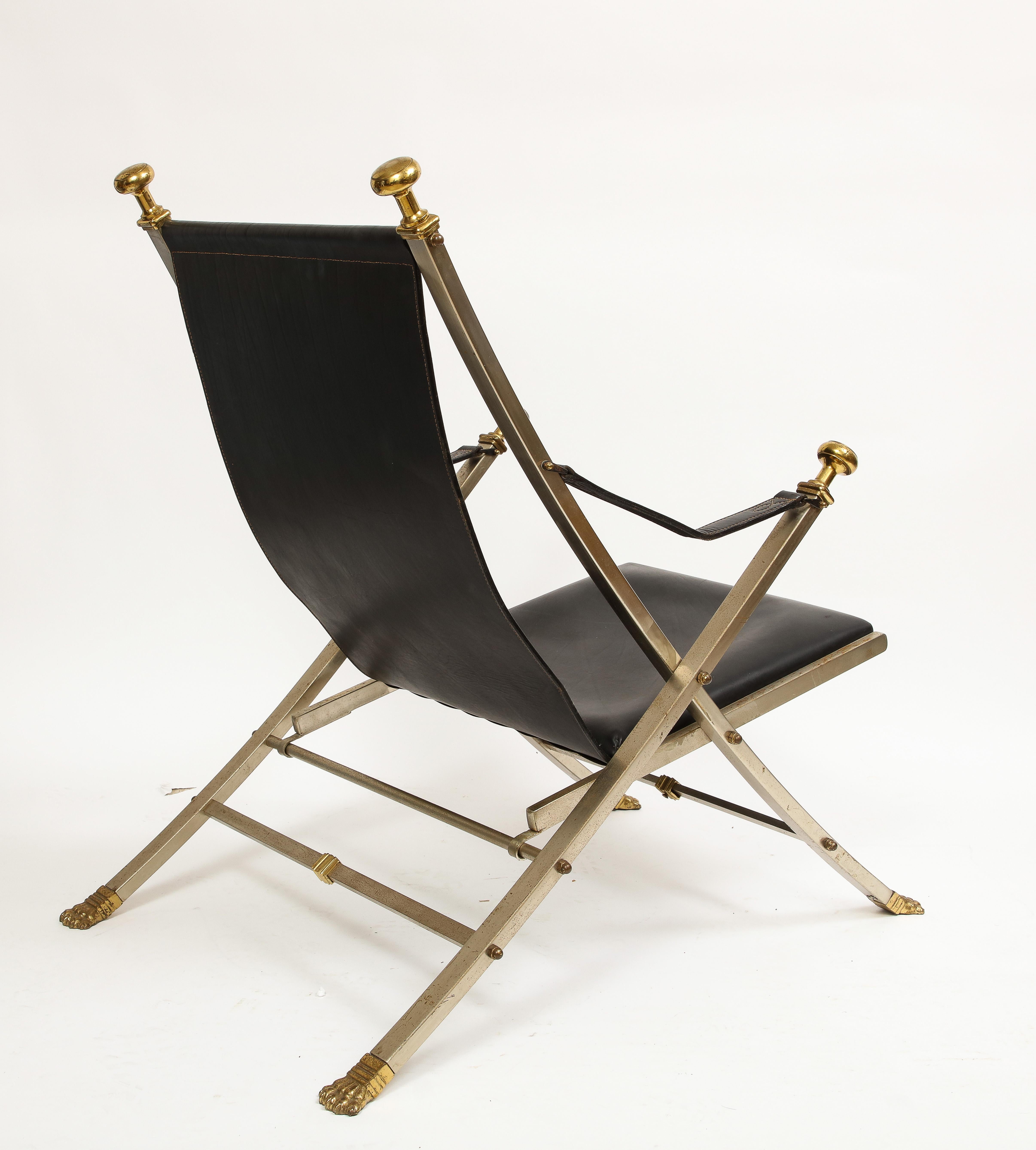 Acier Paire inhabituelle de chaises françaises du milieu du siècle de la Maison Jansen en acier, bronze et cuir en vente