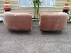 Coppia insolita di sedie girevoli con schienale a botte in stile Milo Baughman Metropolitan Furniture