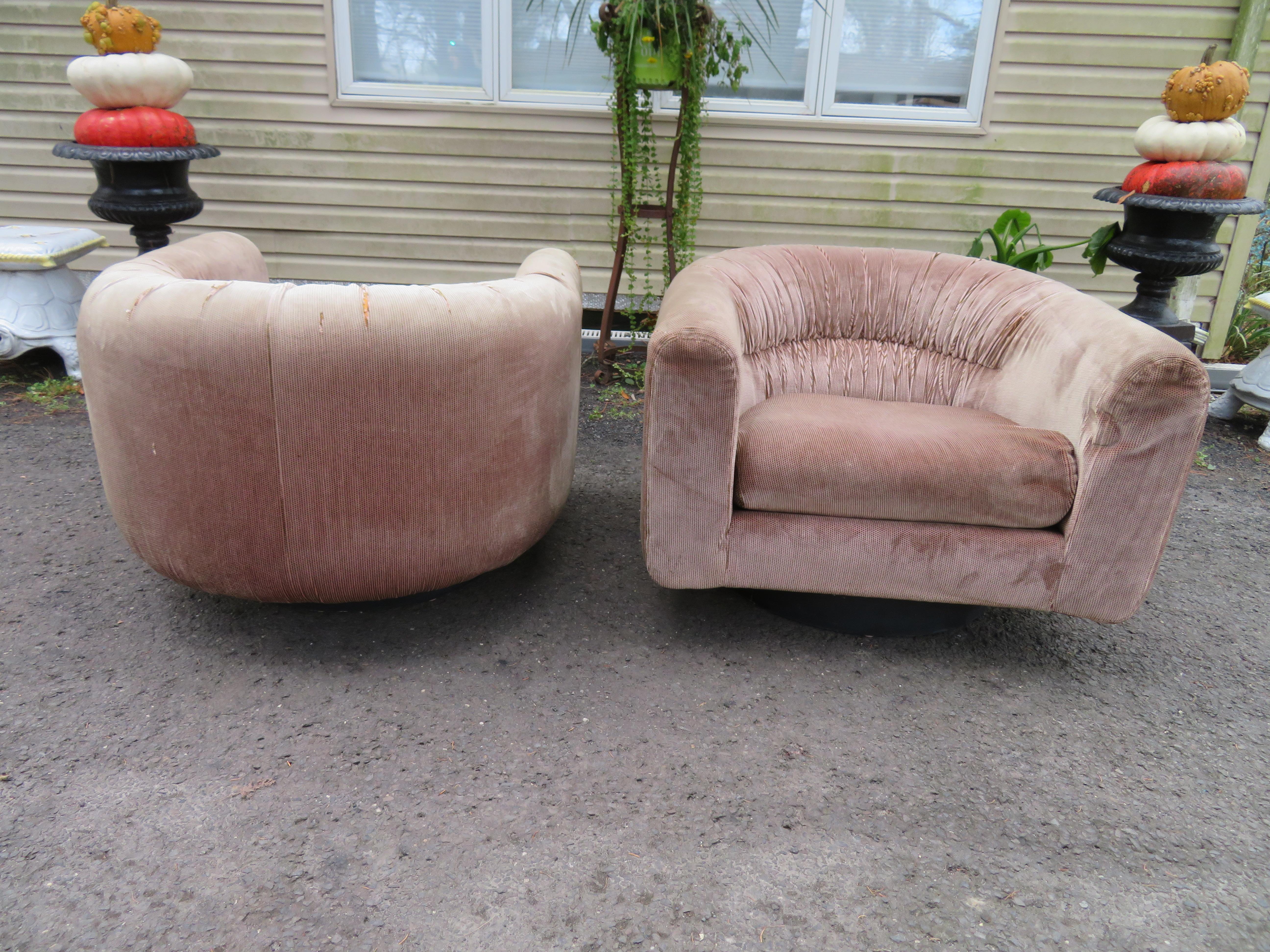 American Unusual Pair Milo Baughman Style Barrel Back Swivel Chair Metropolitan Furniture For Sale