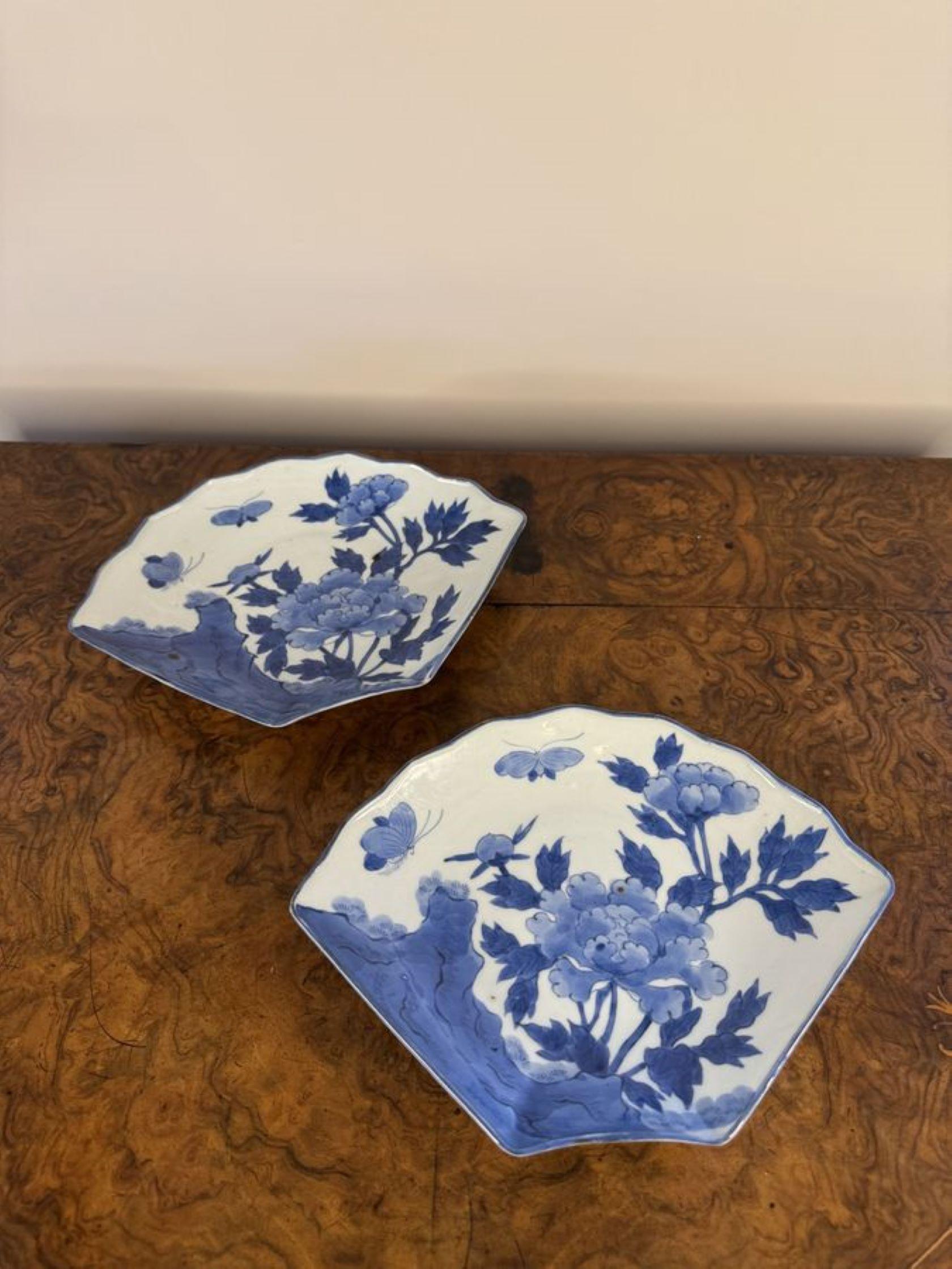 Unusual pair of antique blue and white fan shaped Japanese imari dishes In Good Condition For Sale In Ipswich, GB