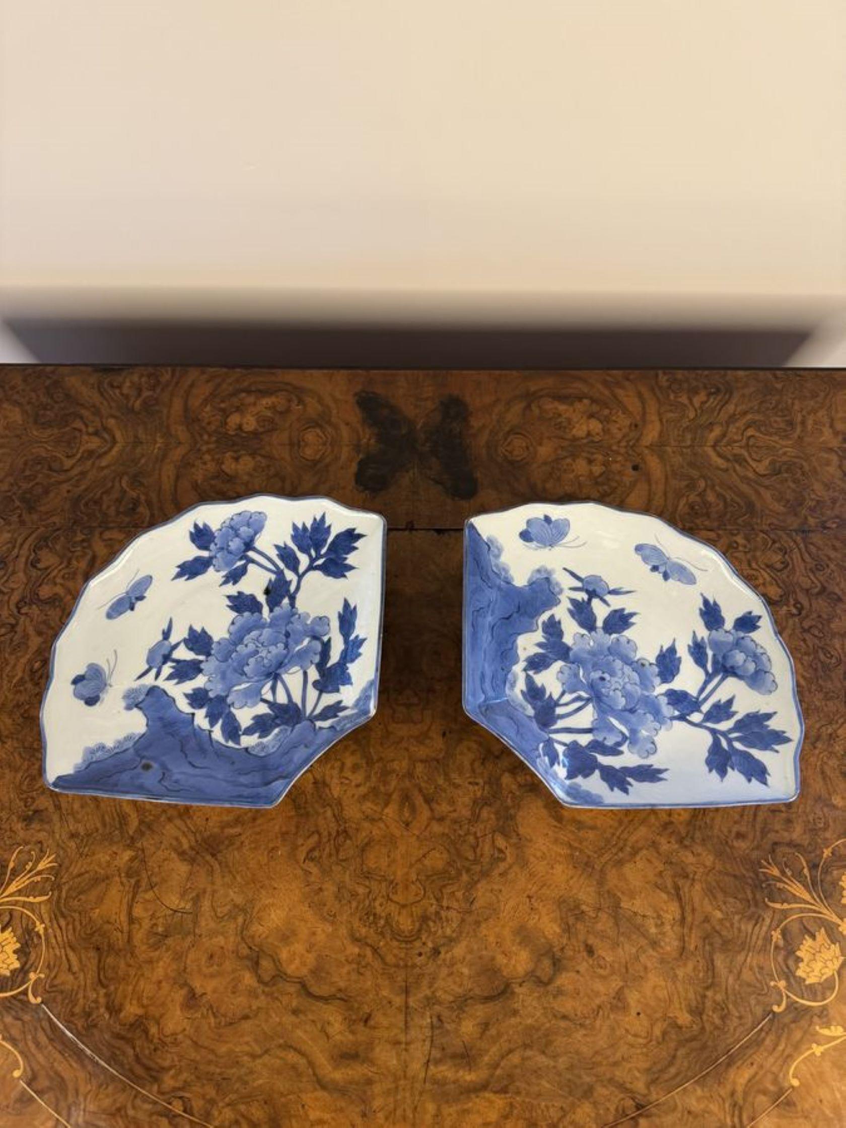 20th Century Unusual pair of antique blue and white fan shaped Japanese imari dishes For Sale