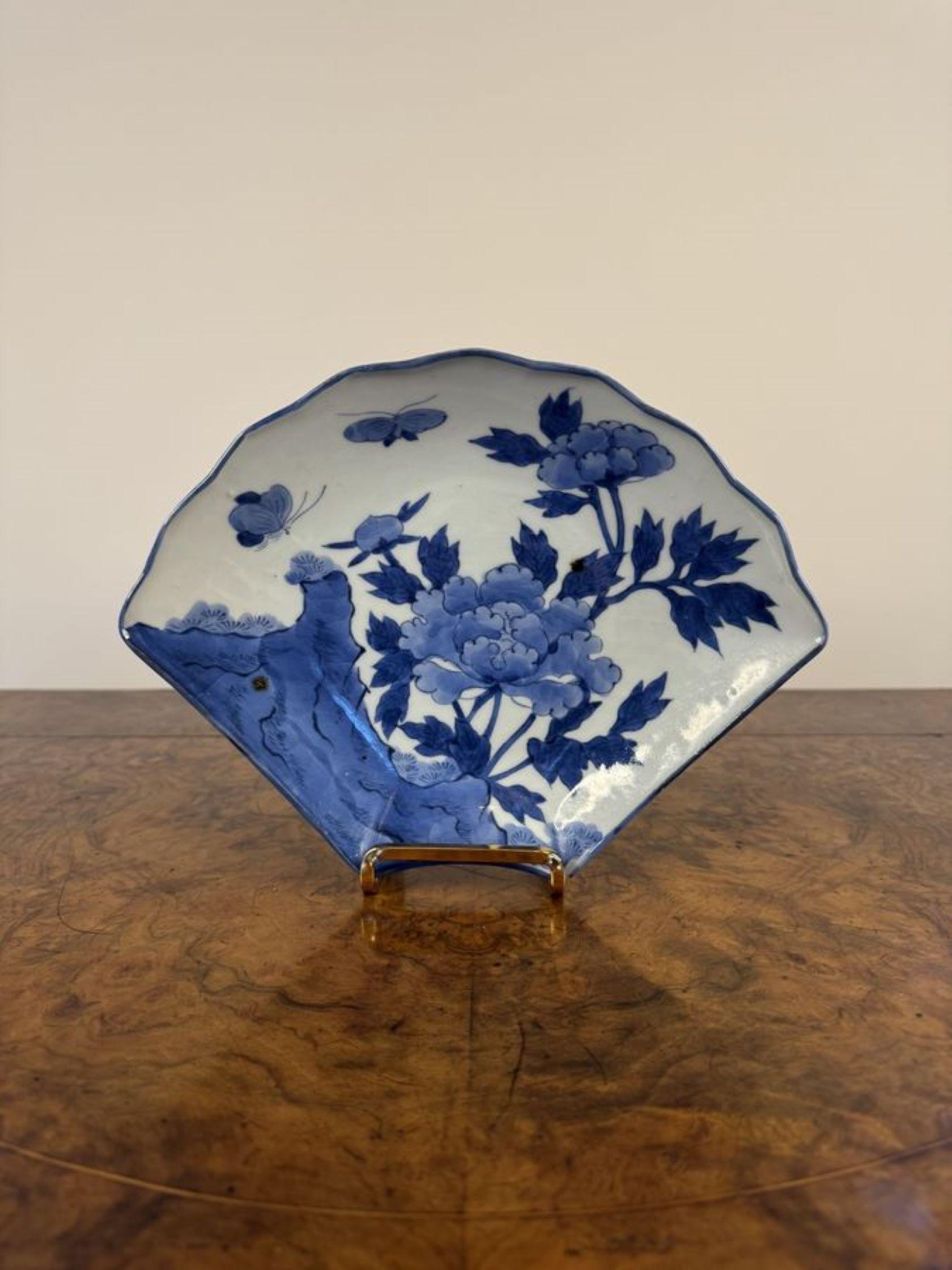 Unusual pair of antique blue and white fan shaped Japanese imari dishes For Sale 1
