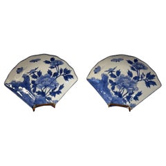 Ungewöhnliches Paar antiker blau-weißer japanischer Fächerschalen in Fächerform aus Imari