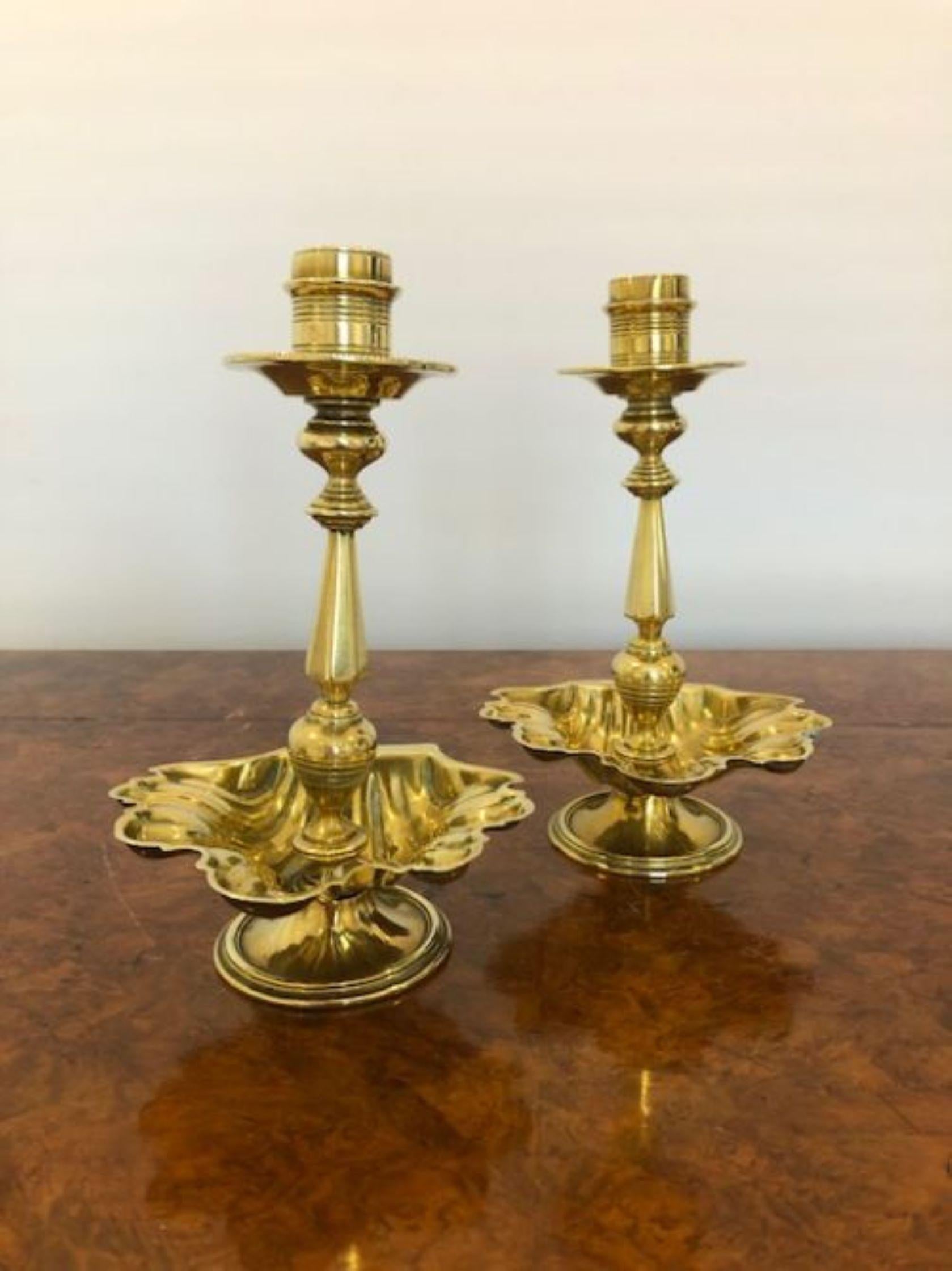 Laiton Paire inhabituelle de chandeliers en laiton antiques en vente