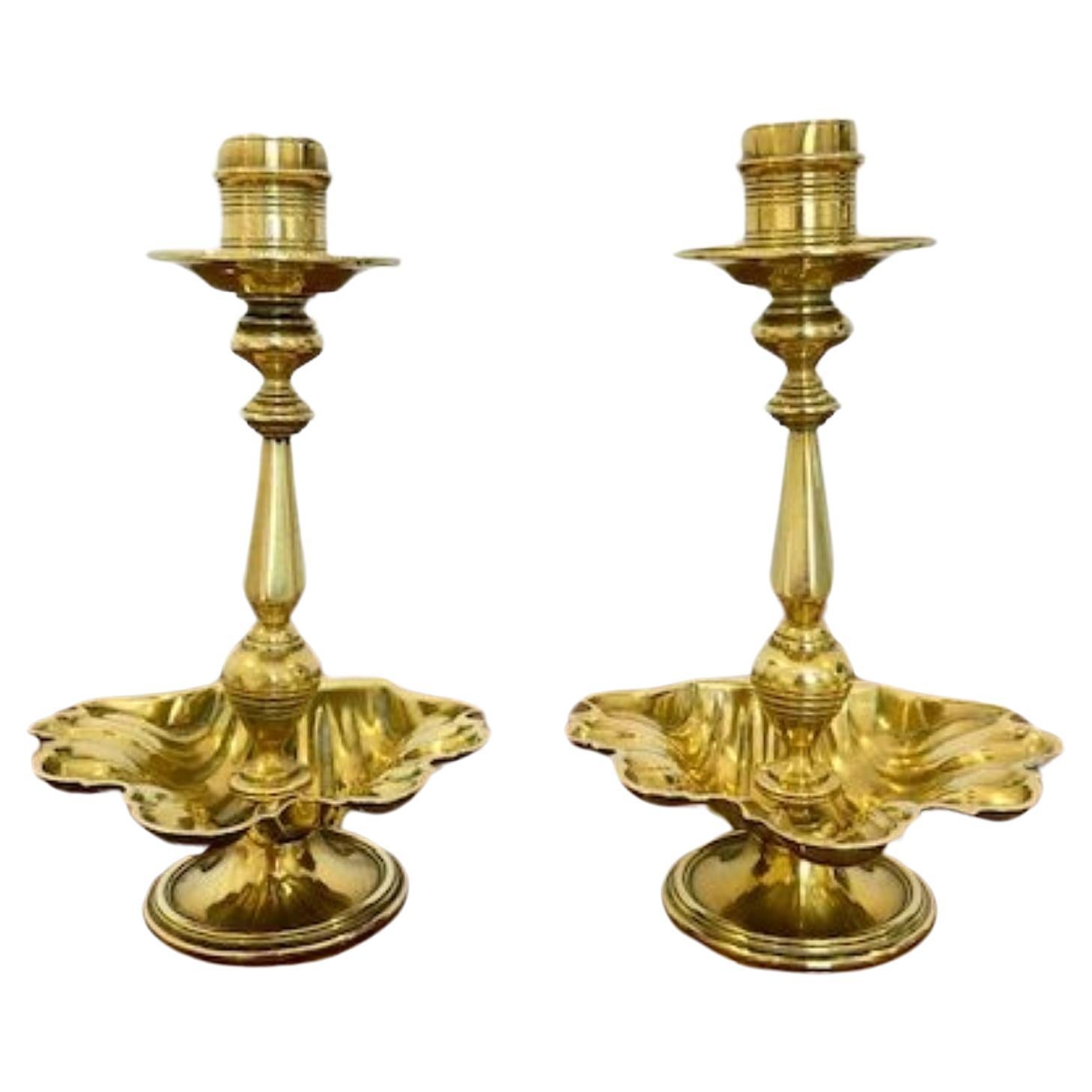 Paire inhabituelle de chandeliers en laiton antiques en vente