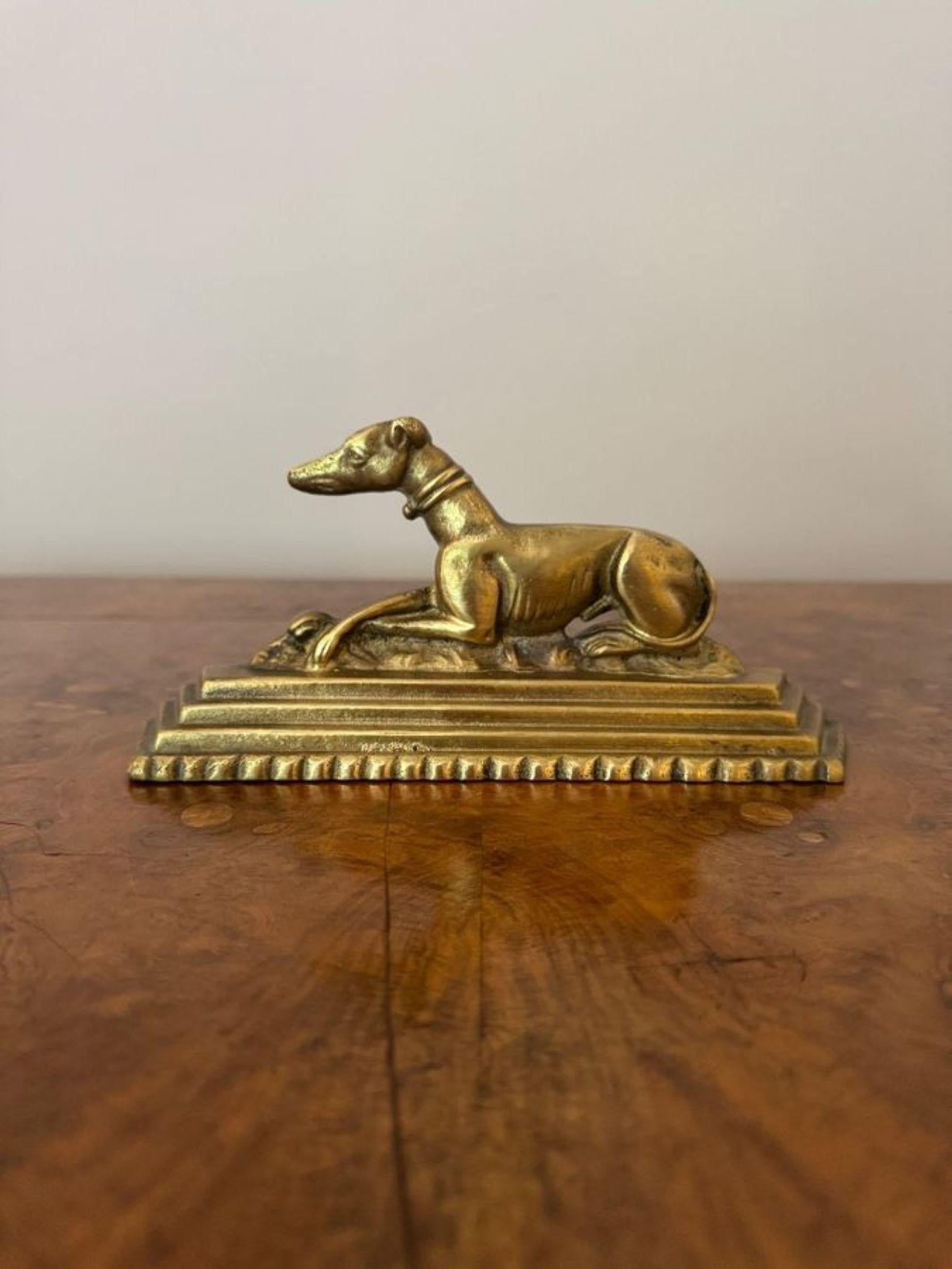 Moulé Paire inhabituelle de chiens de feu édouardiens anciens en laiton en vente