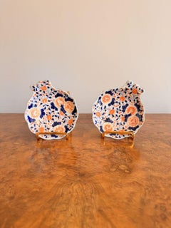 Paire d'assiettes japonaises anciennes en forme de coquillage imari