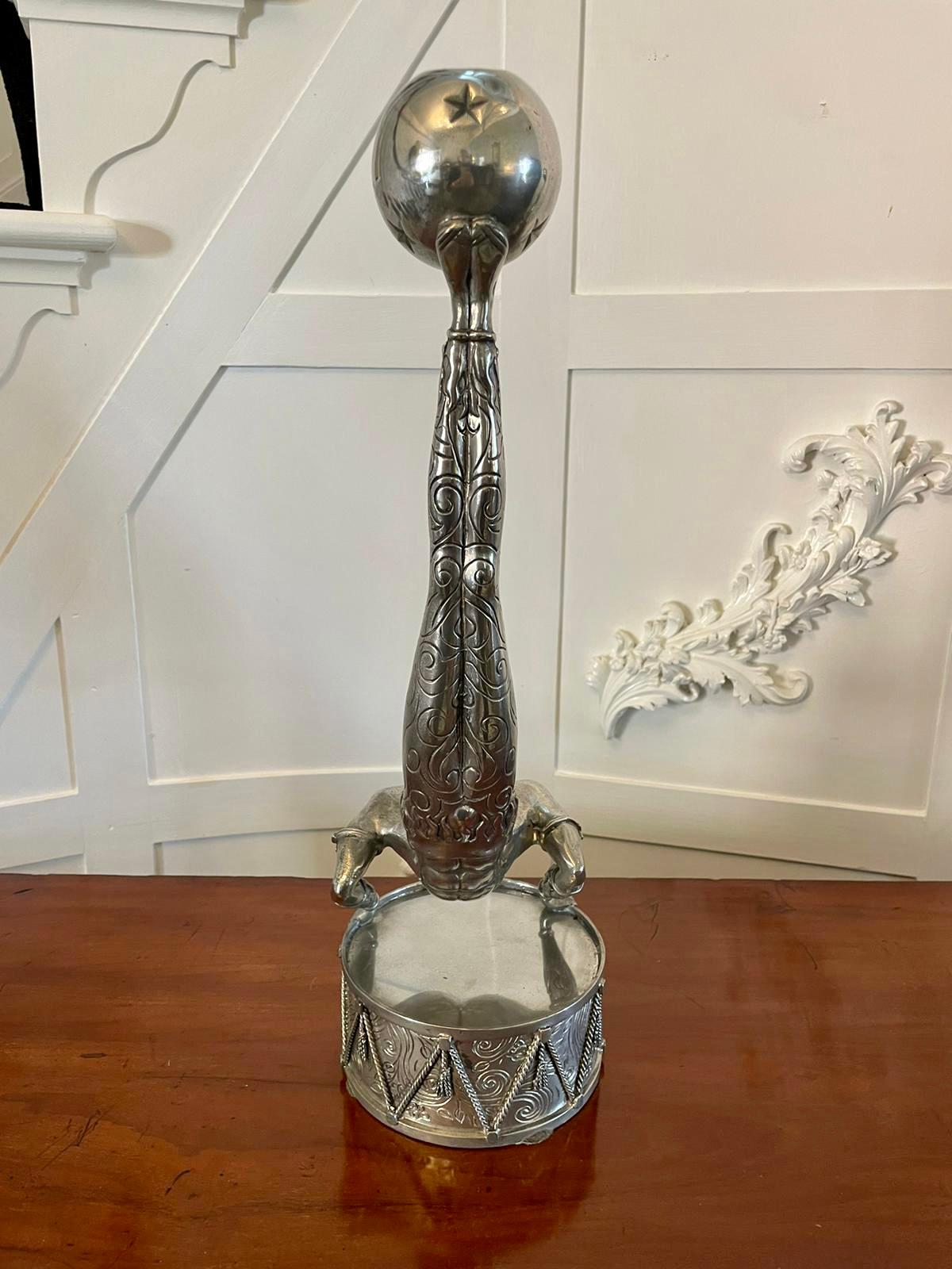 Paire inhabituelle de chandeliers Art Déco en métal argenté de qualité ancienne en vente 6