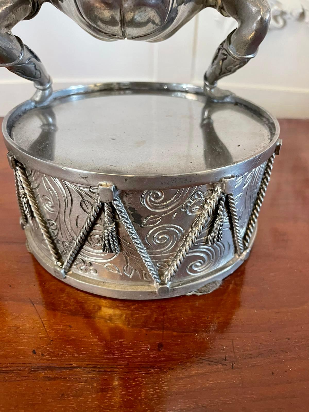 Insolita coppia di candelieri antichi di qualità Art Deco placcati in argento in vendita 5