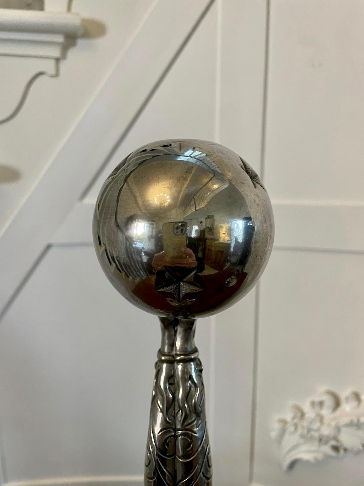 Paire inhabituelle de chandeliers Art Déco en métal argenté de qualité ancienne en vente 8