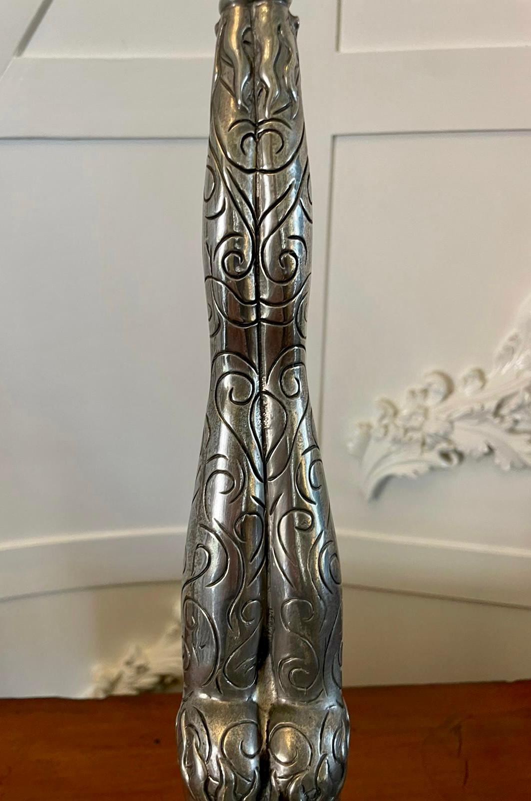 Insolita coppia di candelieri antichi di qualità Art Deco placcati in argento in vendita 7