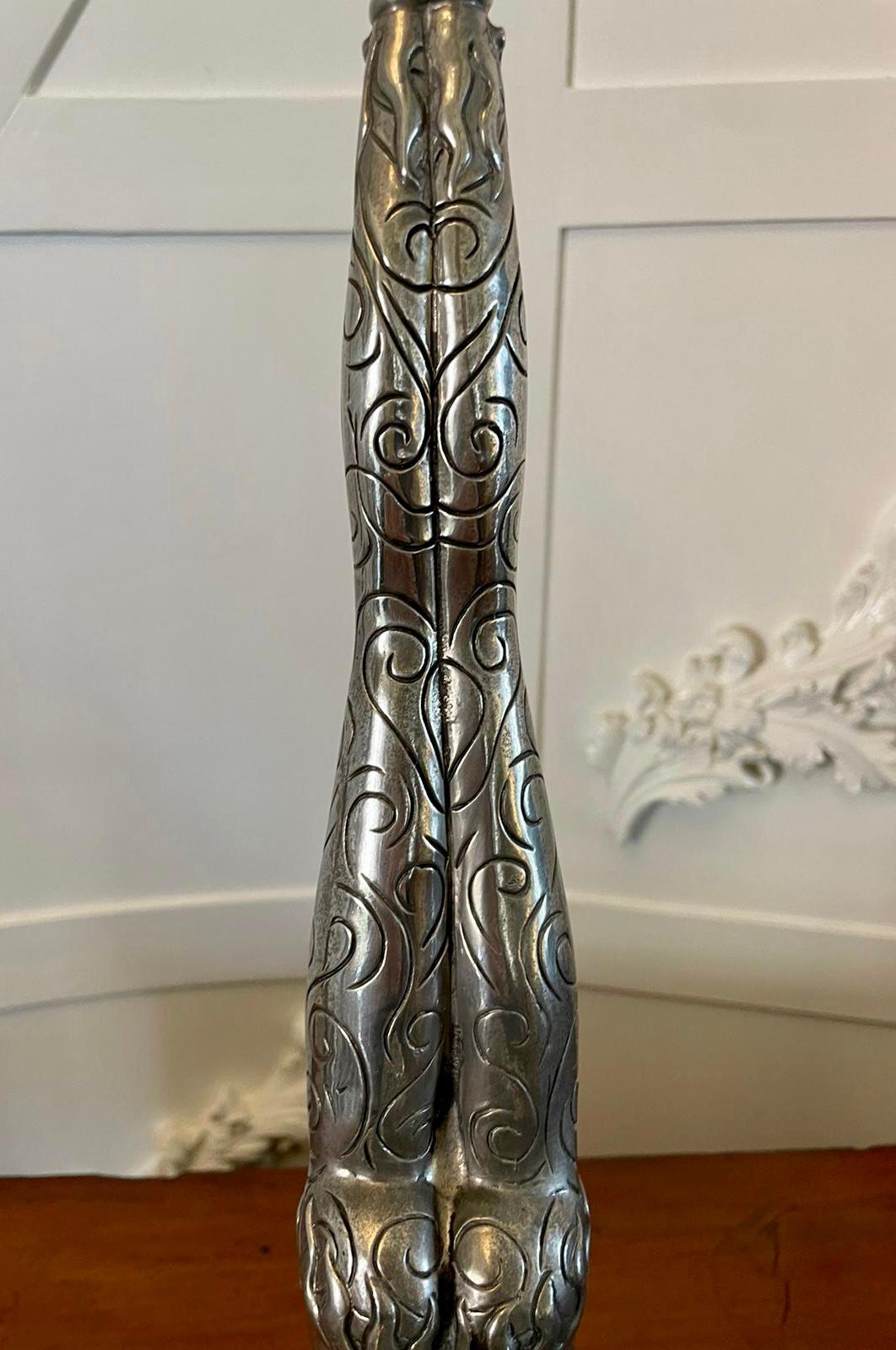 Paire inhabituelle de chandeliers Art Déco en métal argenté de qualité ancienne en vente 9