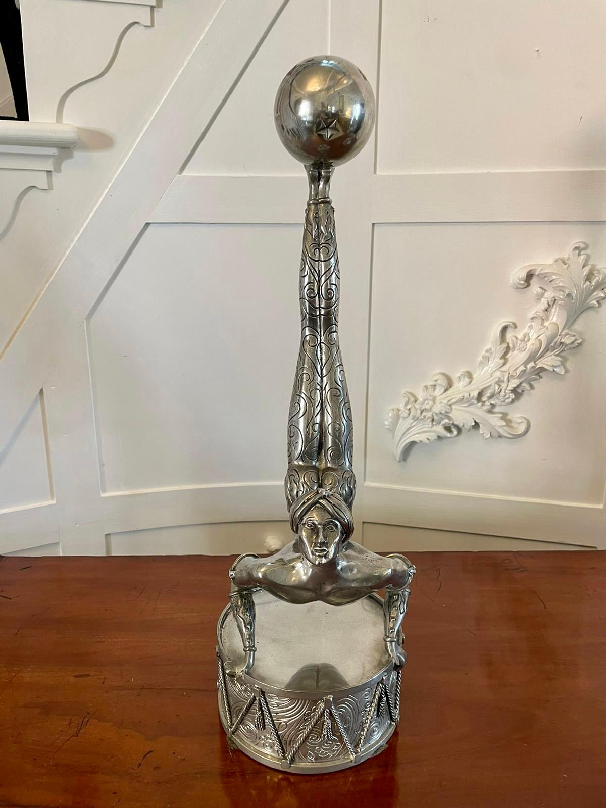 Paire inhabituelle de chandeliers Art Déco en métal argenté de qualité ancienne en vente 11