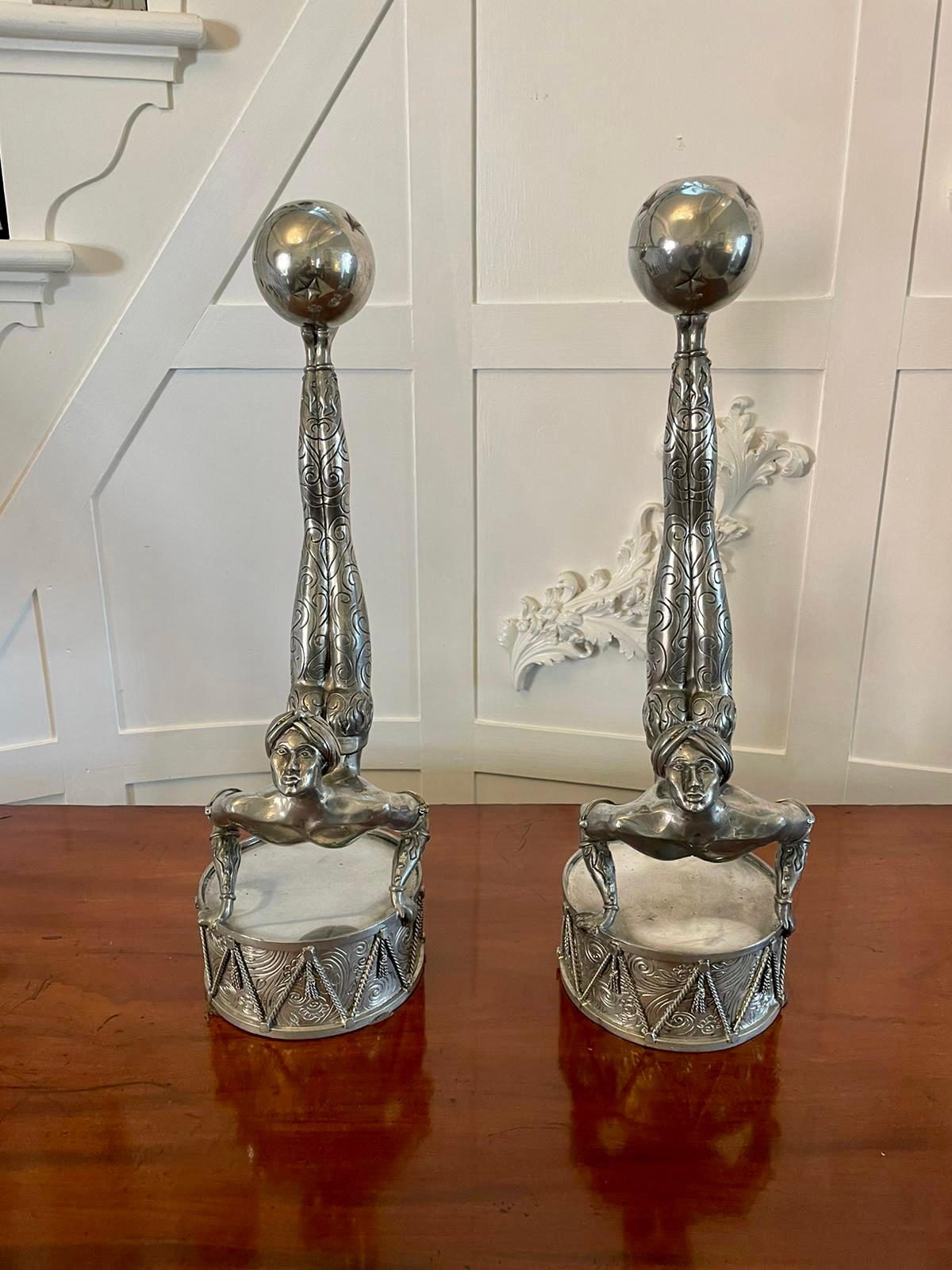 Insolita coppia di candelieri antichi di qualità Art Deco placcati in argento in vendita 10