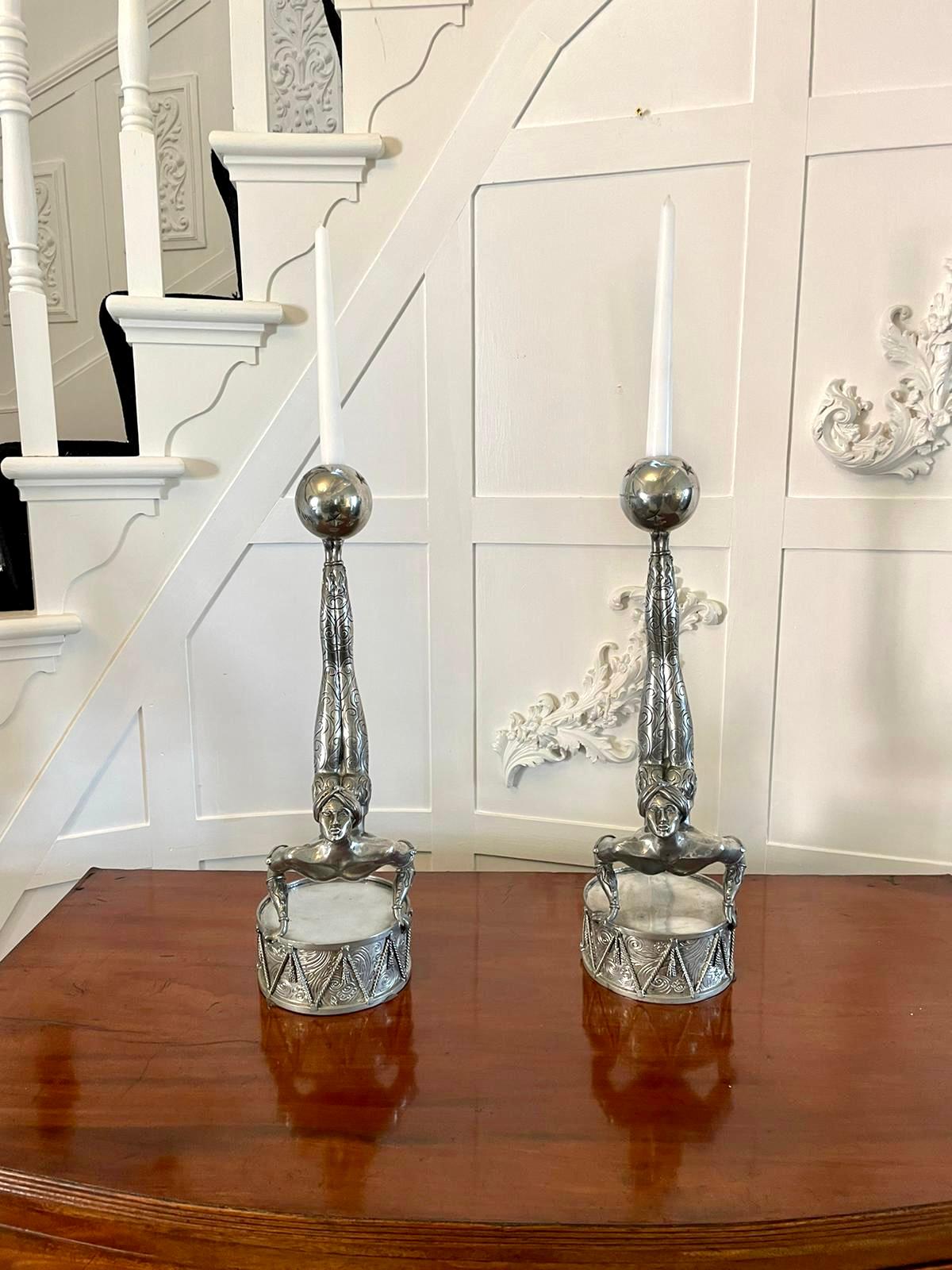Art Déco Insolita coppia di candelieri antichi di qualità Art Deco placcati in argento in vendita