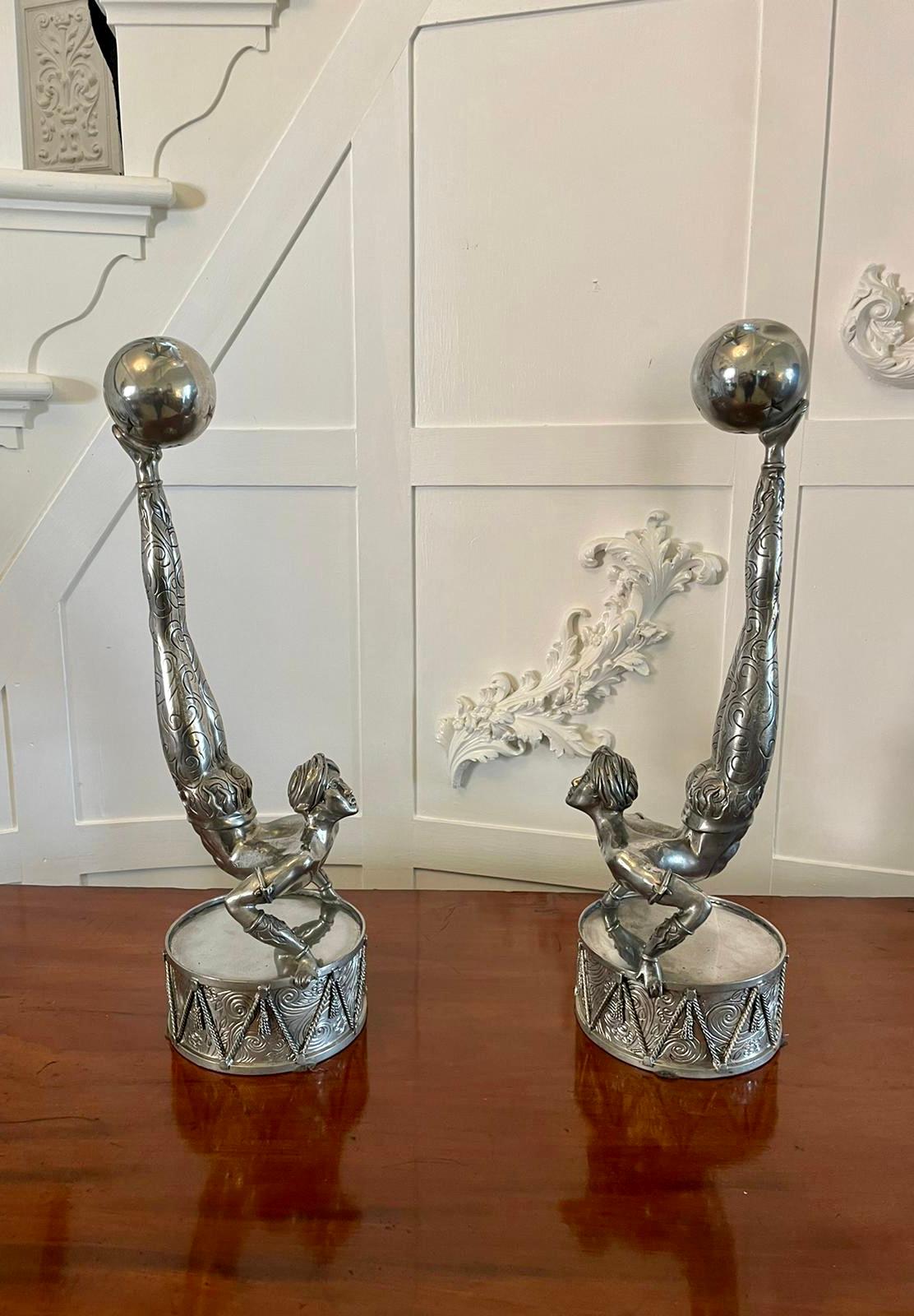 Paire inhabituelle de chandeliers Art Déco en métal argenté de qualité ancienne Bon état - En vente à Suffolk, GB