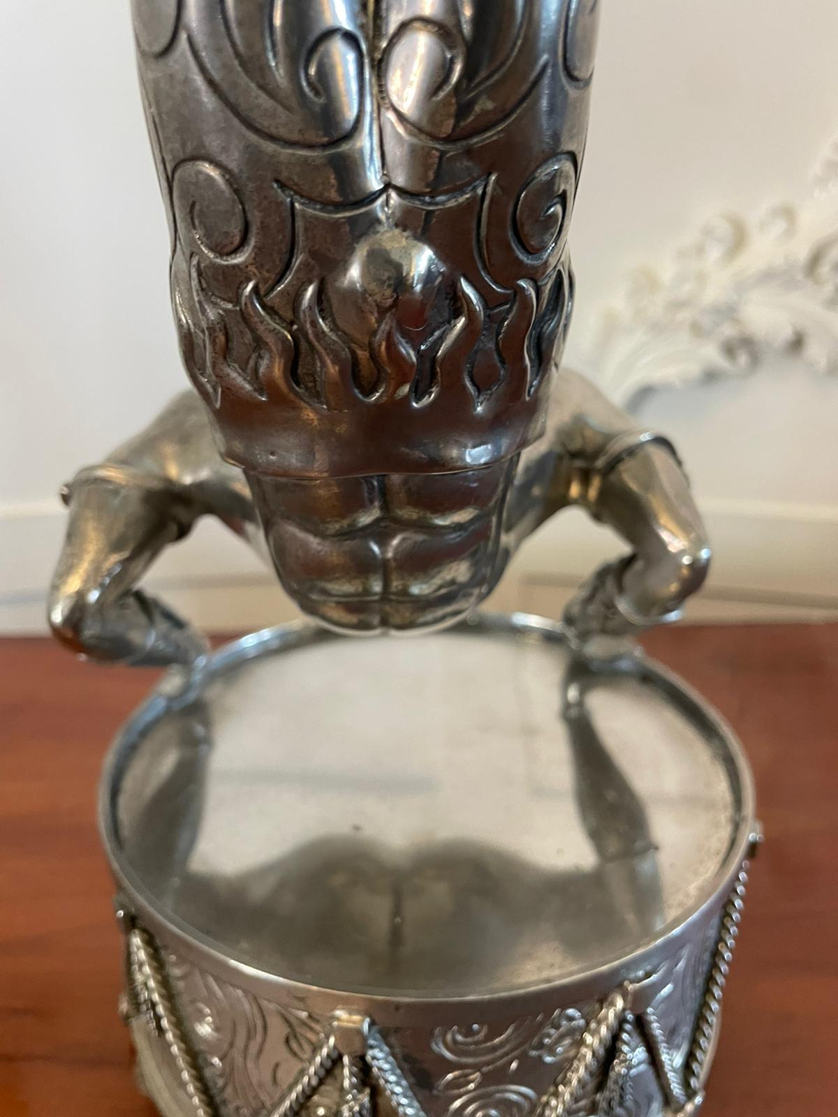 Inglese Insolita coppia di candelieri antichi di qualità Art Deco placcati in argento in vendita