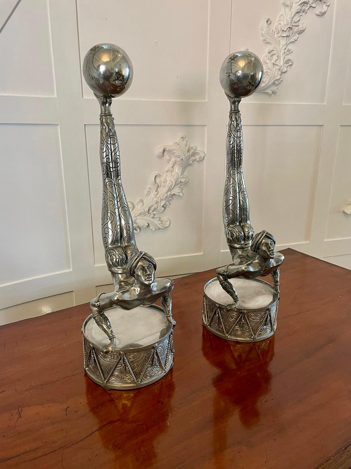 Plaqué argent Paire inhabituelle de chandeliers Art Déco en métal argenté de qualité ancienne en vente