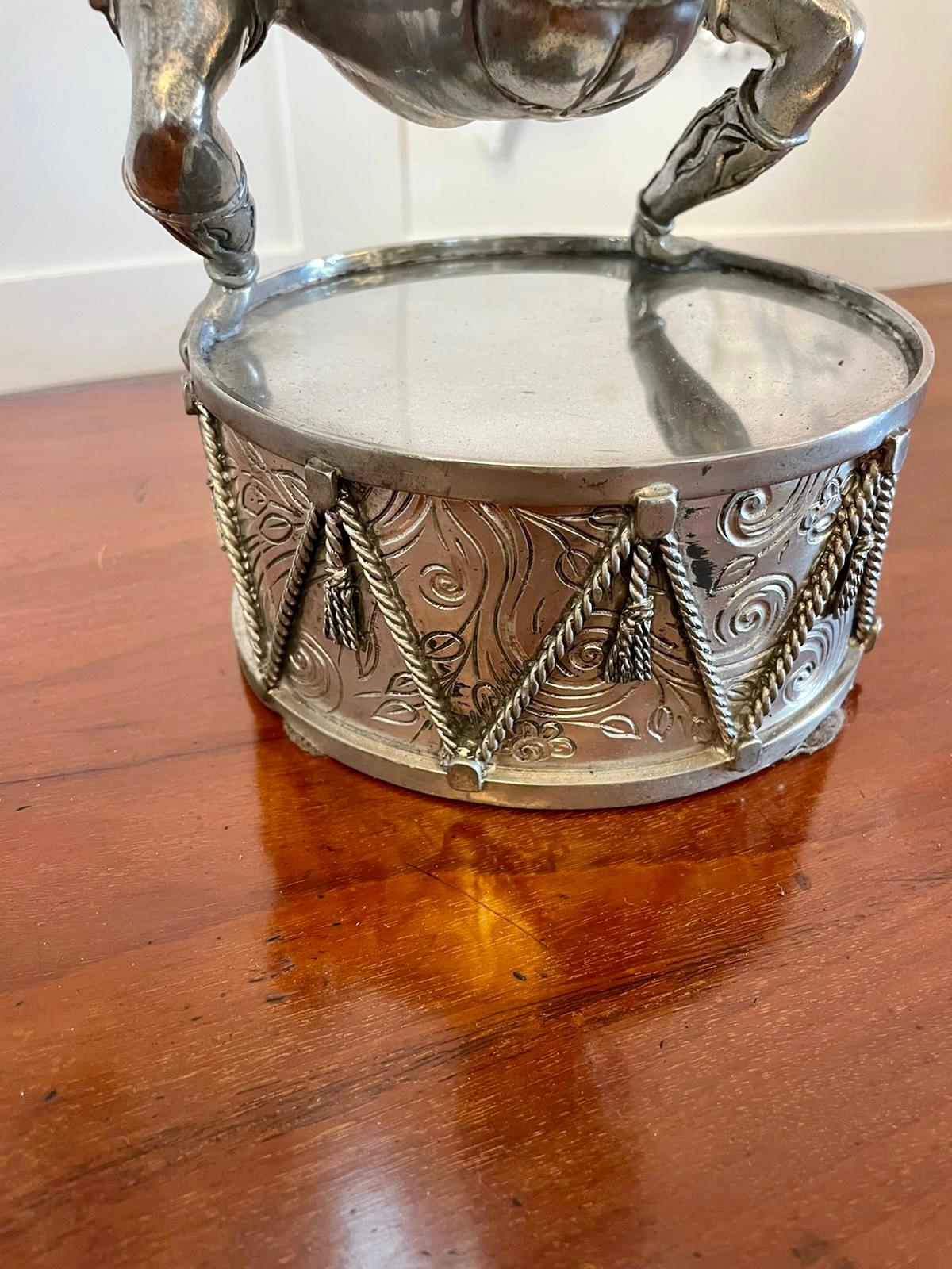 XX secolo Insolita coppia di candelieri antichi di qualità Art Deco placcati in argento in vendita