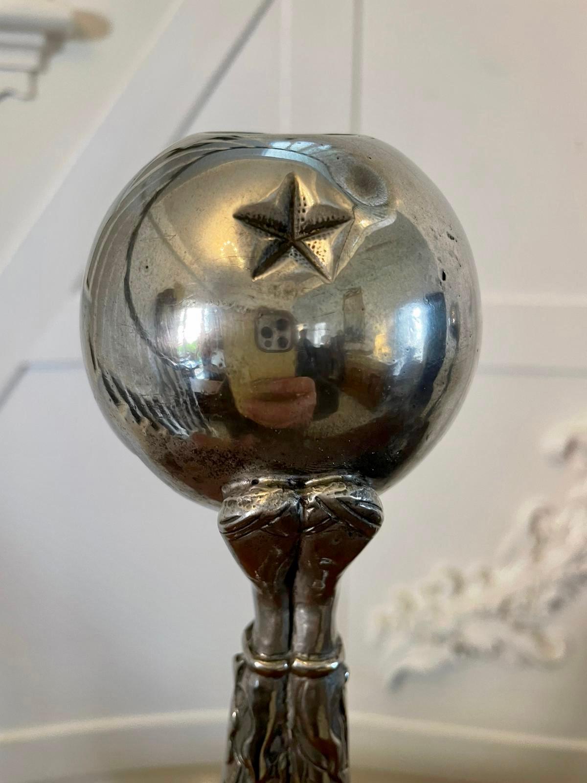 Insolita coppia di candelieri antichi di qualità Art Deco placcati in argento in vendita 1