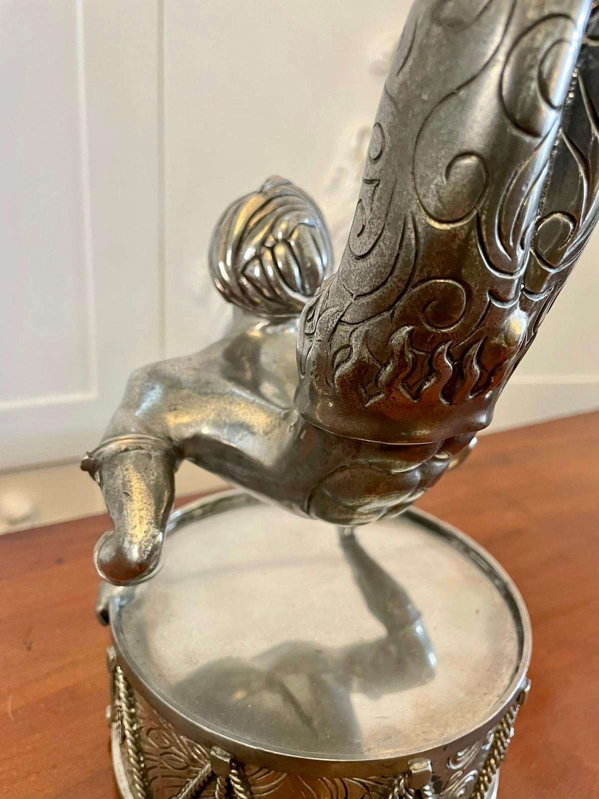 Insolita coppia di candelieri antichi di qualità Art Deco placcati in argento in vendita 2