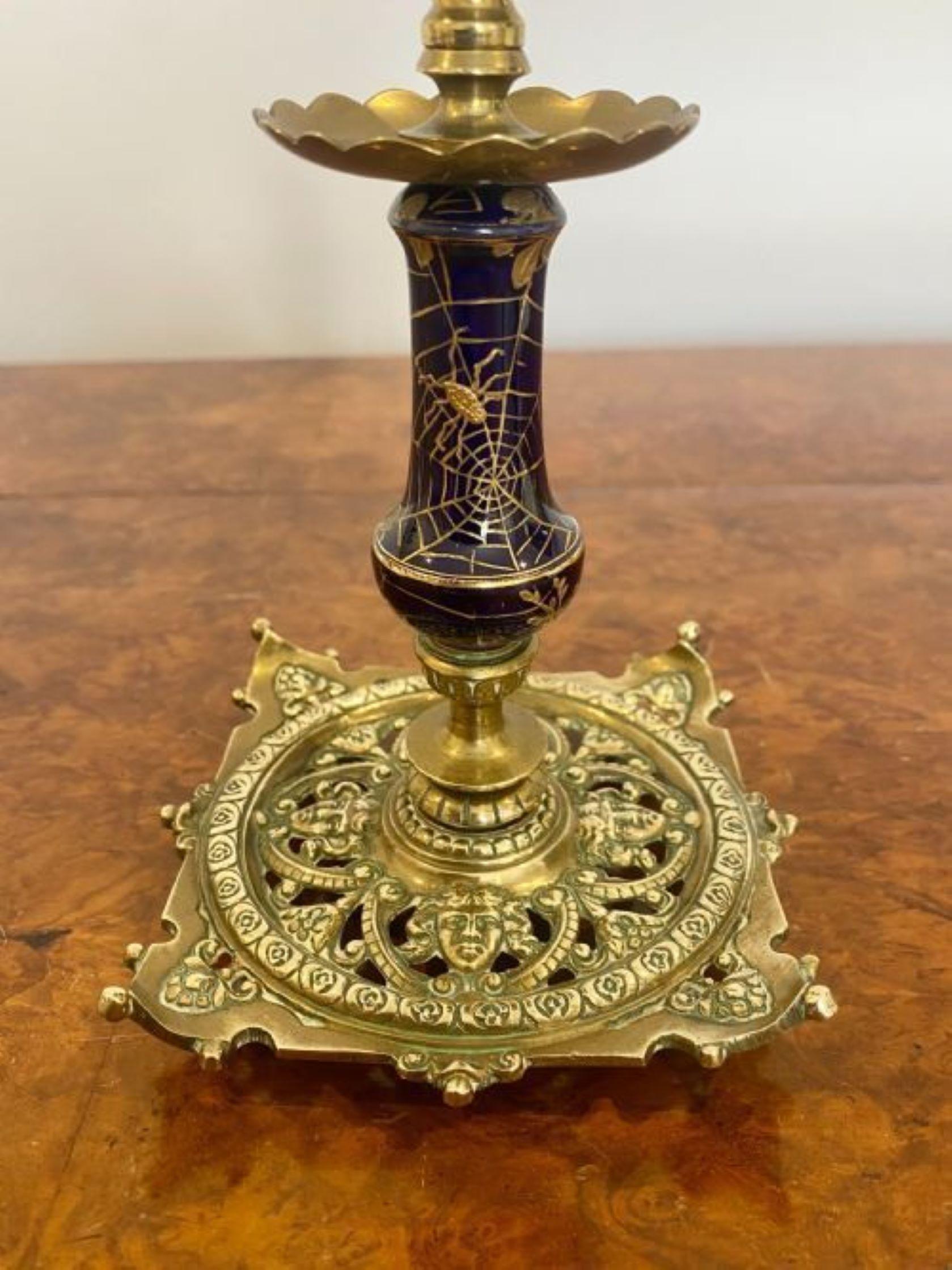 Ungewöhnliches Paar antiker viktorianischer Messing- und Porzellan-Kerzenständer mit einem hochwertigen, verzierten Messingaufsatz mit blauen und goldfarbenen Porzellansäulen mit einer Spinne, einem Netz und Blumen, die auf einem verzierten