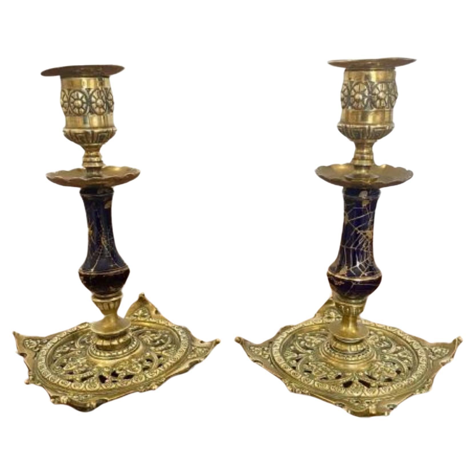 Ungewöhnliches Paar antiker Kerzenleuchter aus Messing und Porzellan in viktorianischer Qualität im Angebot