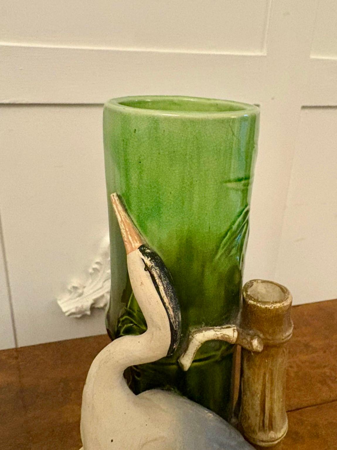 Insolita coppia di vasi Bretby antichi di qualità vittoriana con un uccello gru di qualità in piedi su una base di erba verde accanto a un albero di bambù verde in splendidi colori dipinti a mano 

Un'affascinante coppia che vanta deliziosi colori
