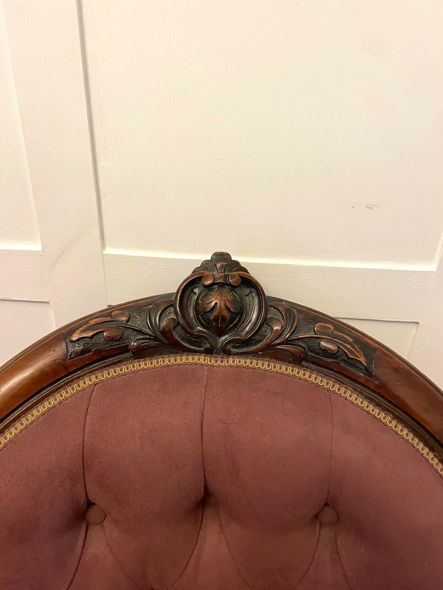 Ungewöhnliches Paar antiker geschnitzter Sessel aus Nussbaumholz in viktorianischer Qualität  im Angebot 3