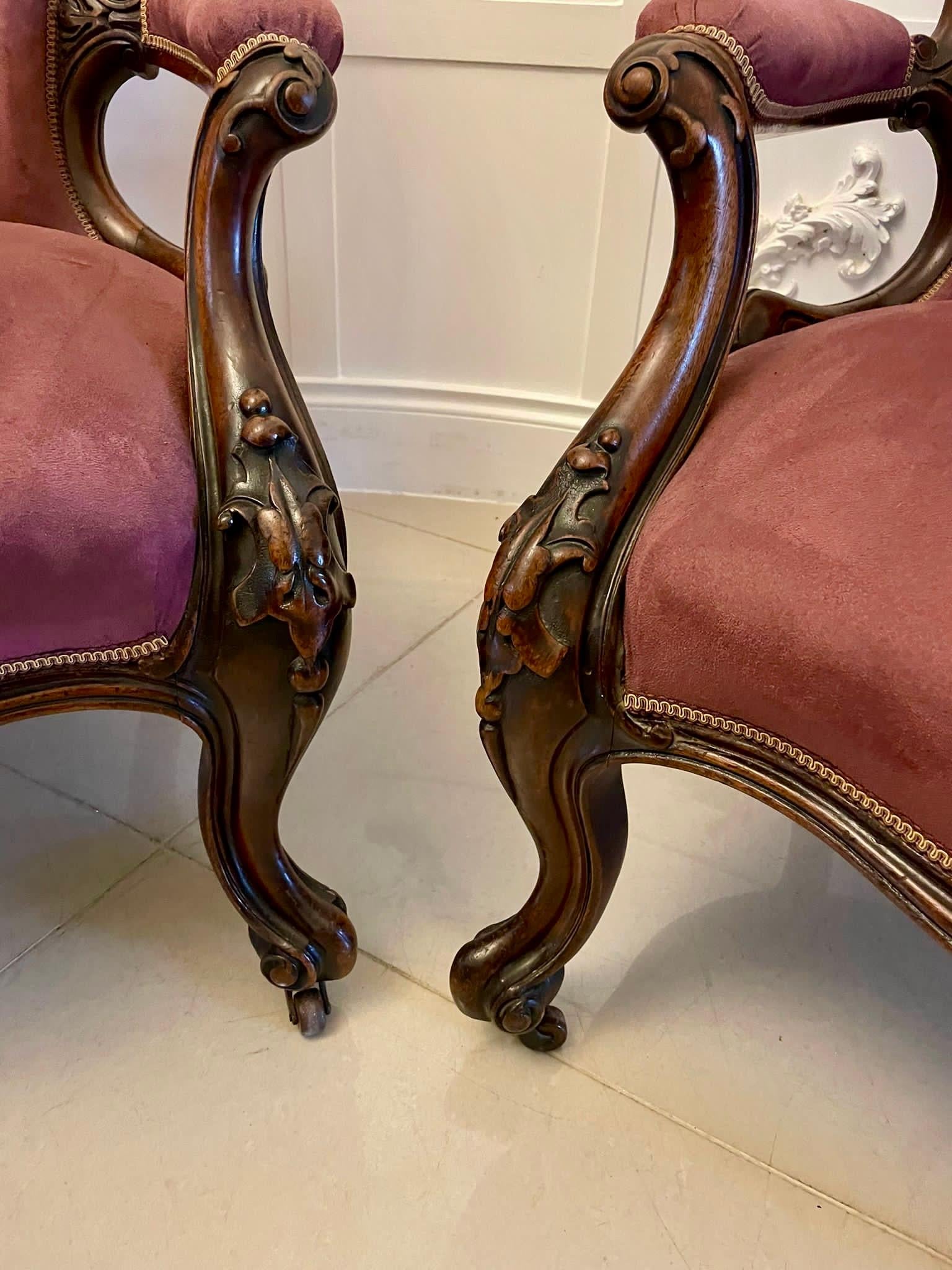 Ungewöhnliches Paar antiker geschnitzter Sessel aus Nussbaumholz in viktorianischer Qualität  (Walnuss) im Angebot