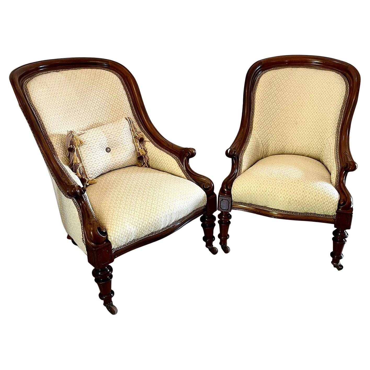 Paire inhabituelle de fauteuils anciens victoriens en acajou de qualité