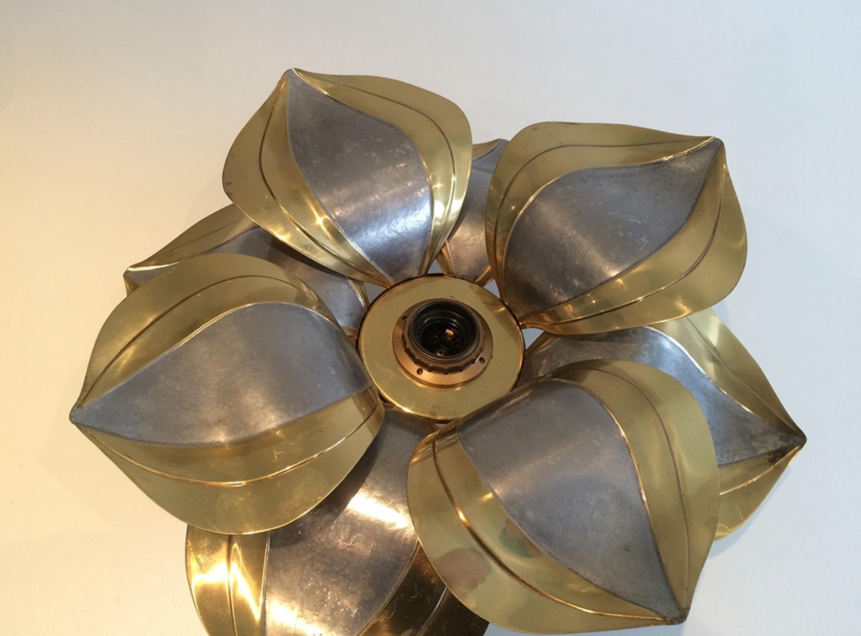 Unusual Pair of Brass and Metal Flower Wall Sconces, circa 1970 In Good Condition In Marcq-en-Barœul, Hauts-de-France