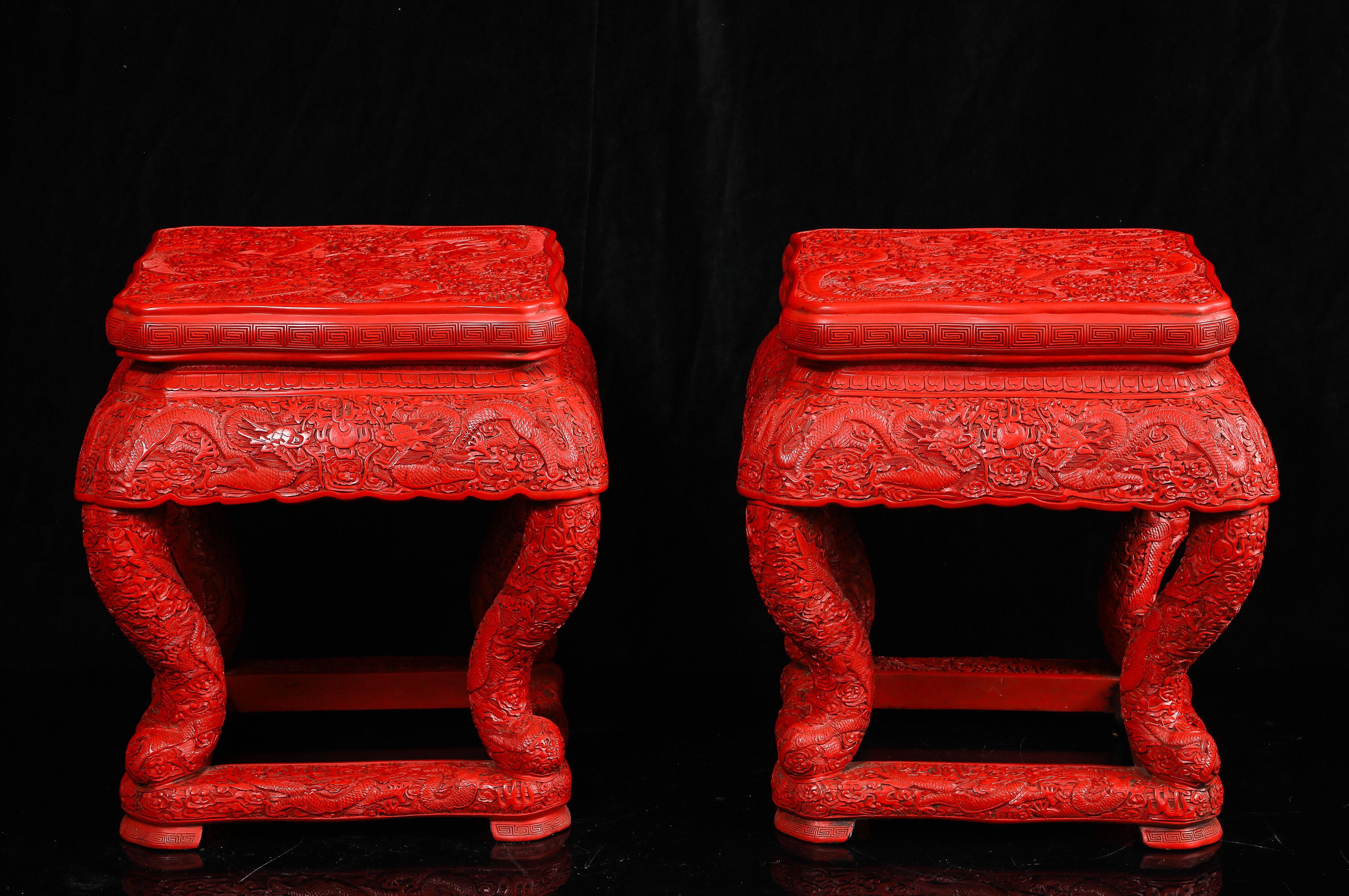 Paire inhabituelle de piédestaux/tools chinois en laque rouge de cinabre à cinq griffes de dragon en vente 2