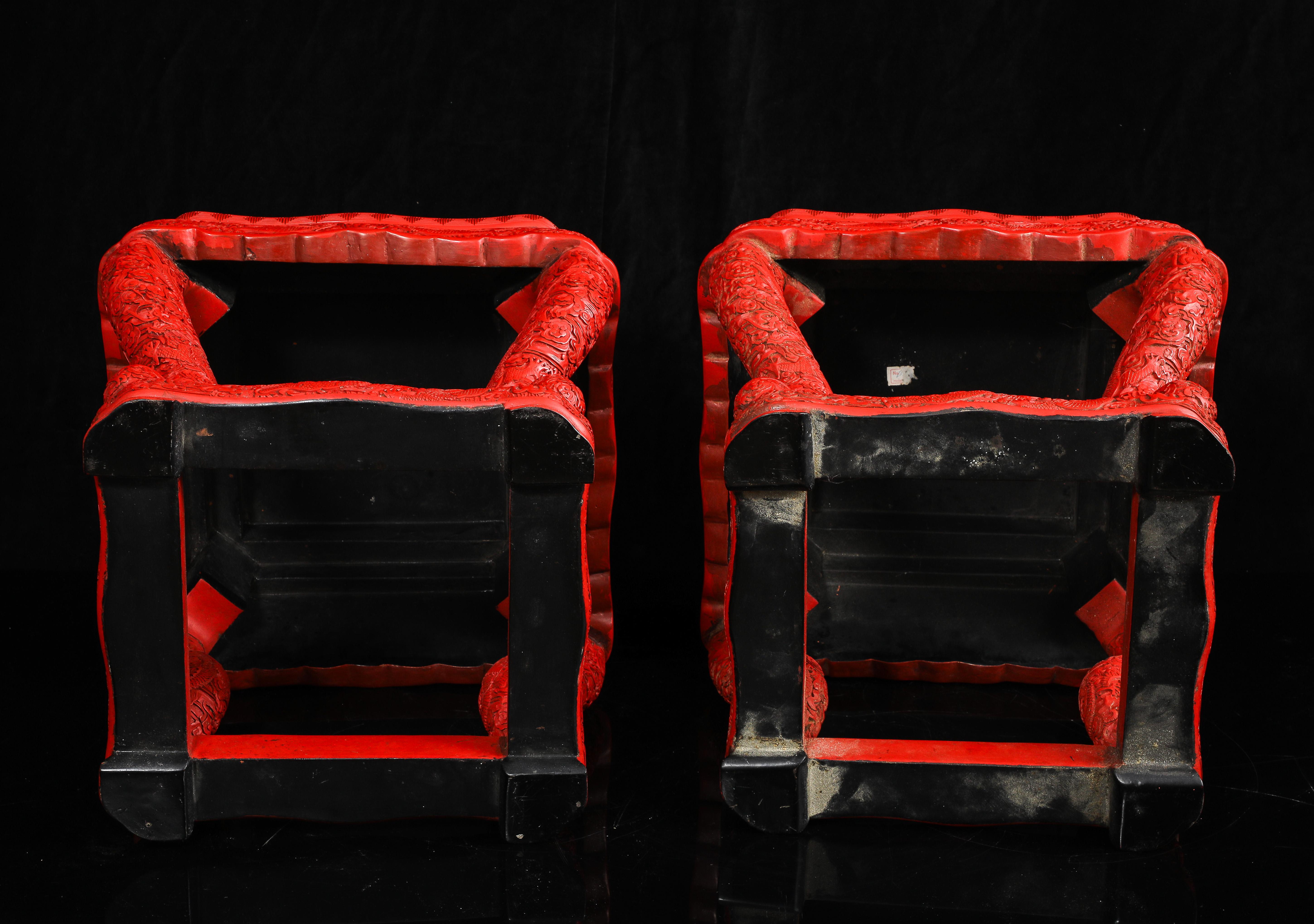 Paire inhabituelle de piédestaux/tools chinois en laque rouge de cinabre à cinq griffes de dragon en vente 3