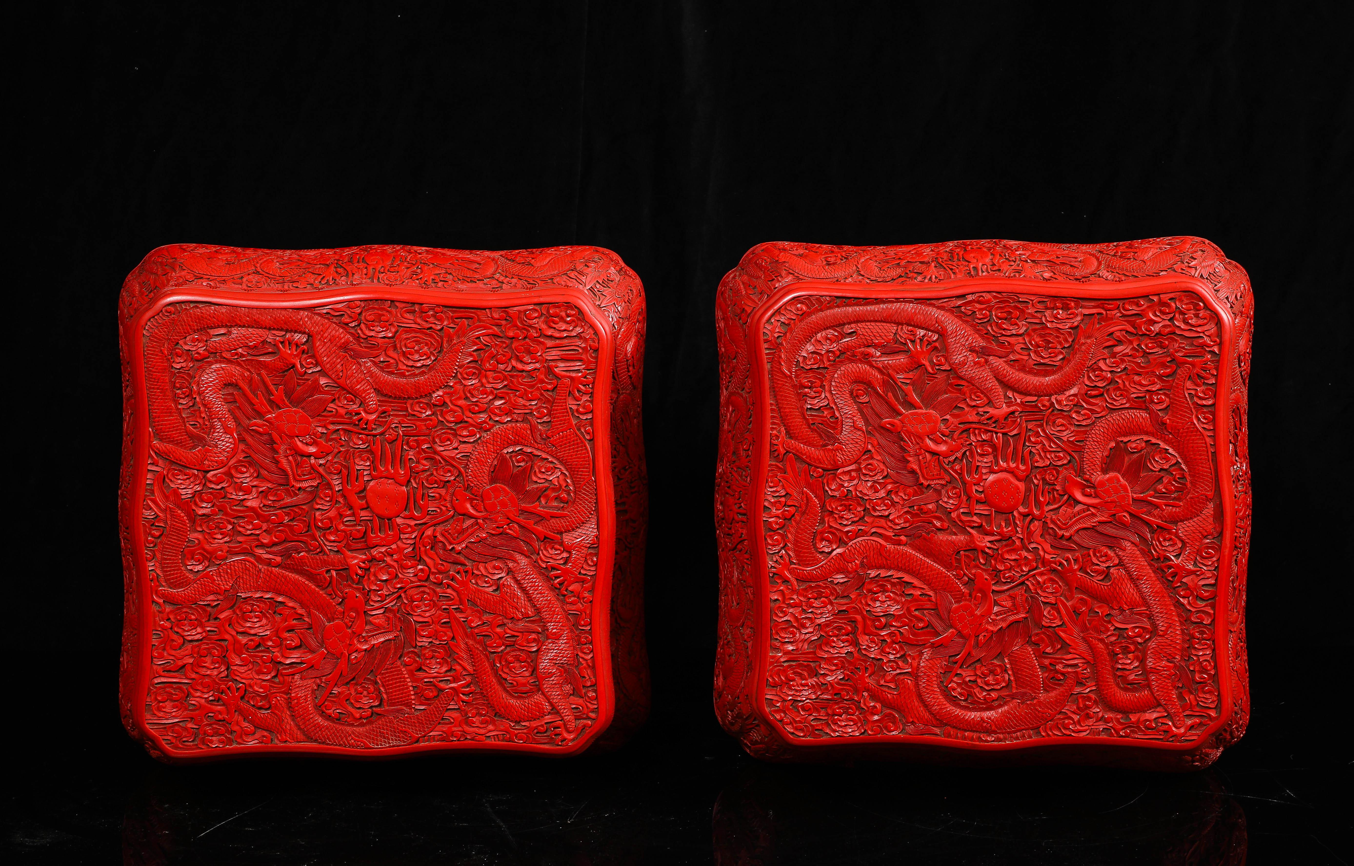 Paire inhabituelle de piédestaux/tools chinois en laque rouge de cinabre à cinq griffes de dragon en vente 4