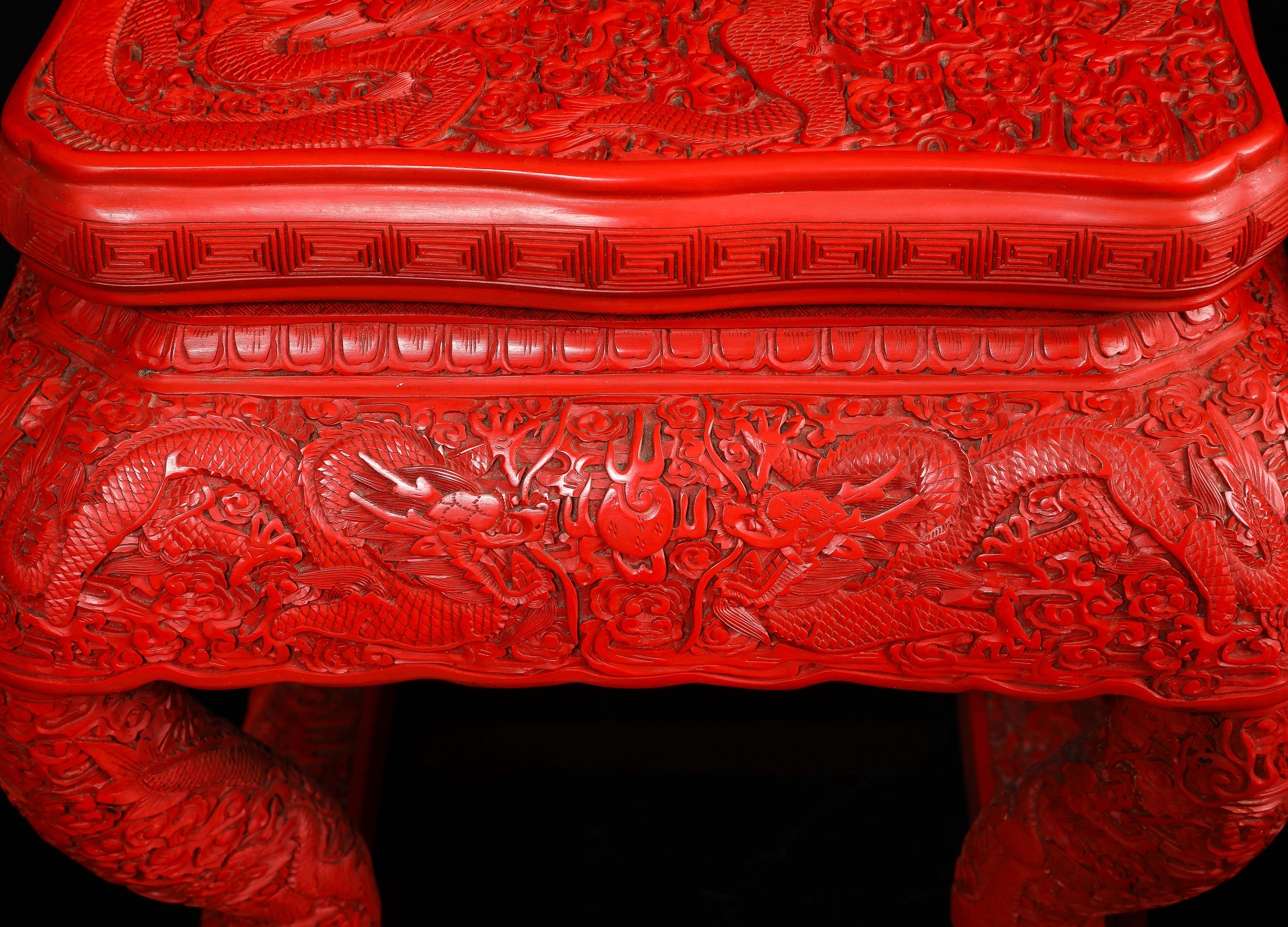 Paire inhabituelle de piédestaux/tools chinois en laque rouge de cinabre à cinq griffes de dragon en vente 5