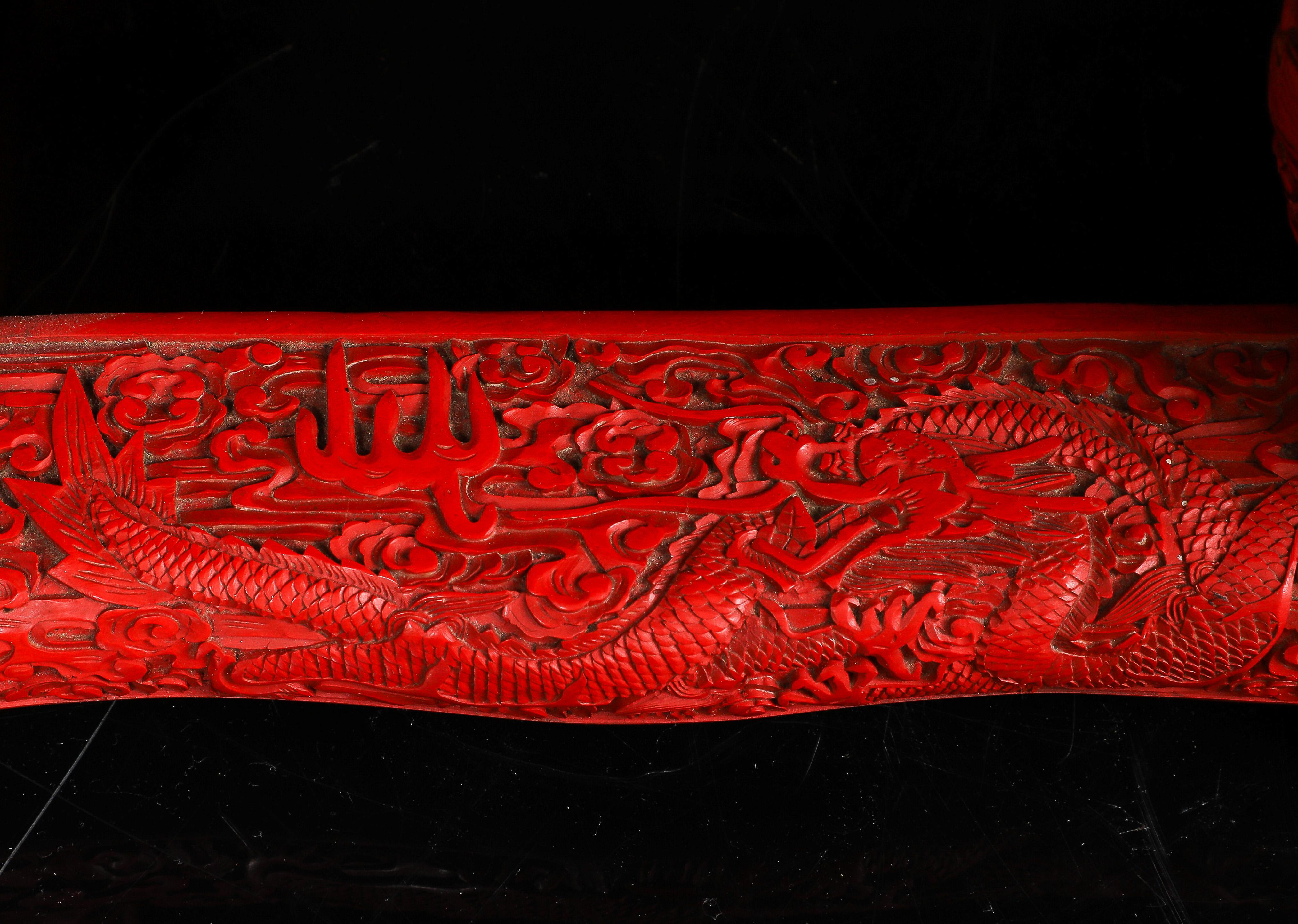 Paire inhabituelle de piédestaux/tools chinois en laque rouge de cinabre à cinq griffes de dragon en vente 6