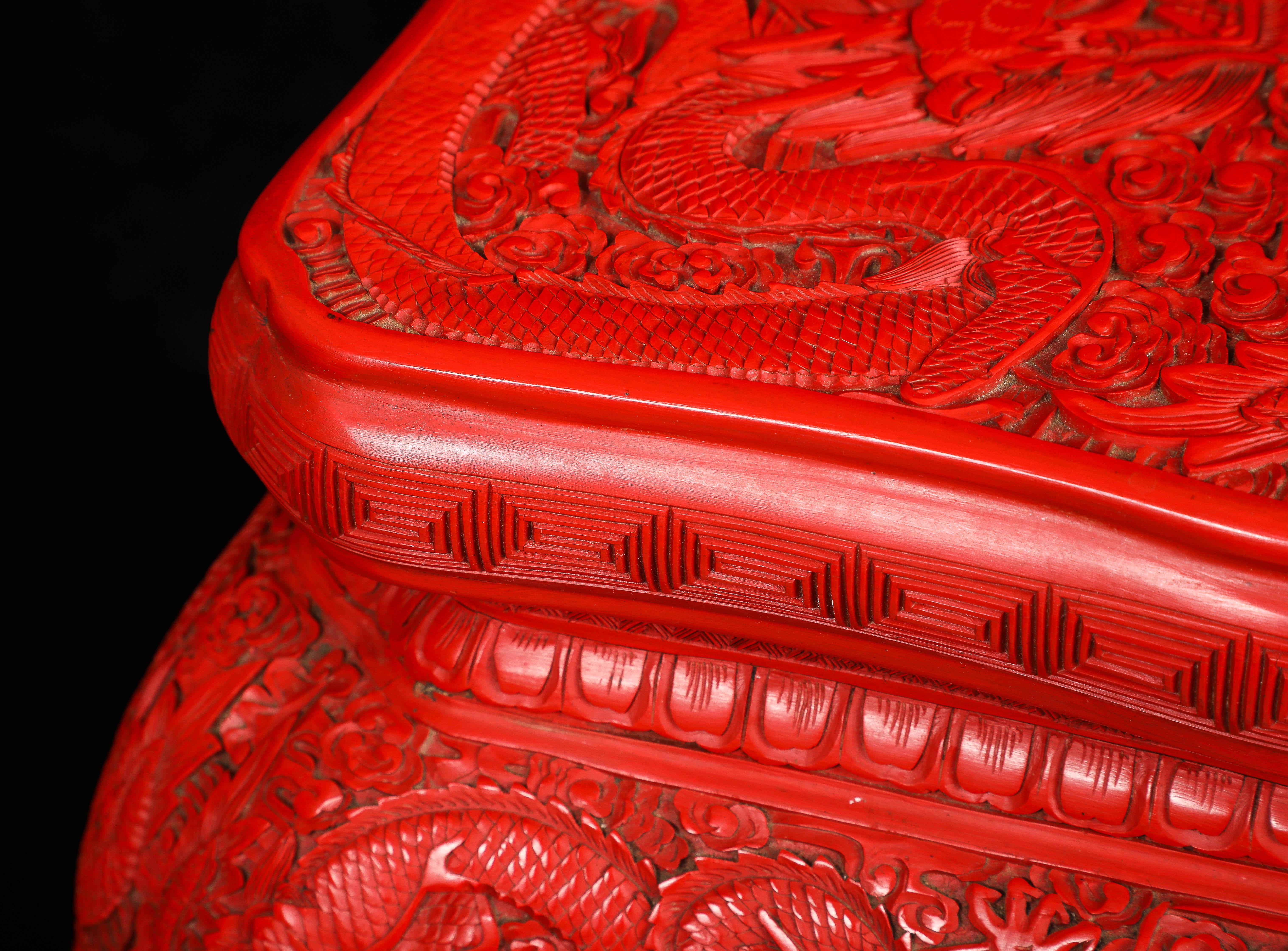 Paire inhabituelle de piédestaux/tools chinois en laque rouge de cinabre à cinq griffes de dragon en vente 7