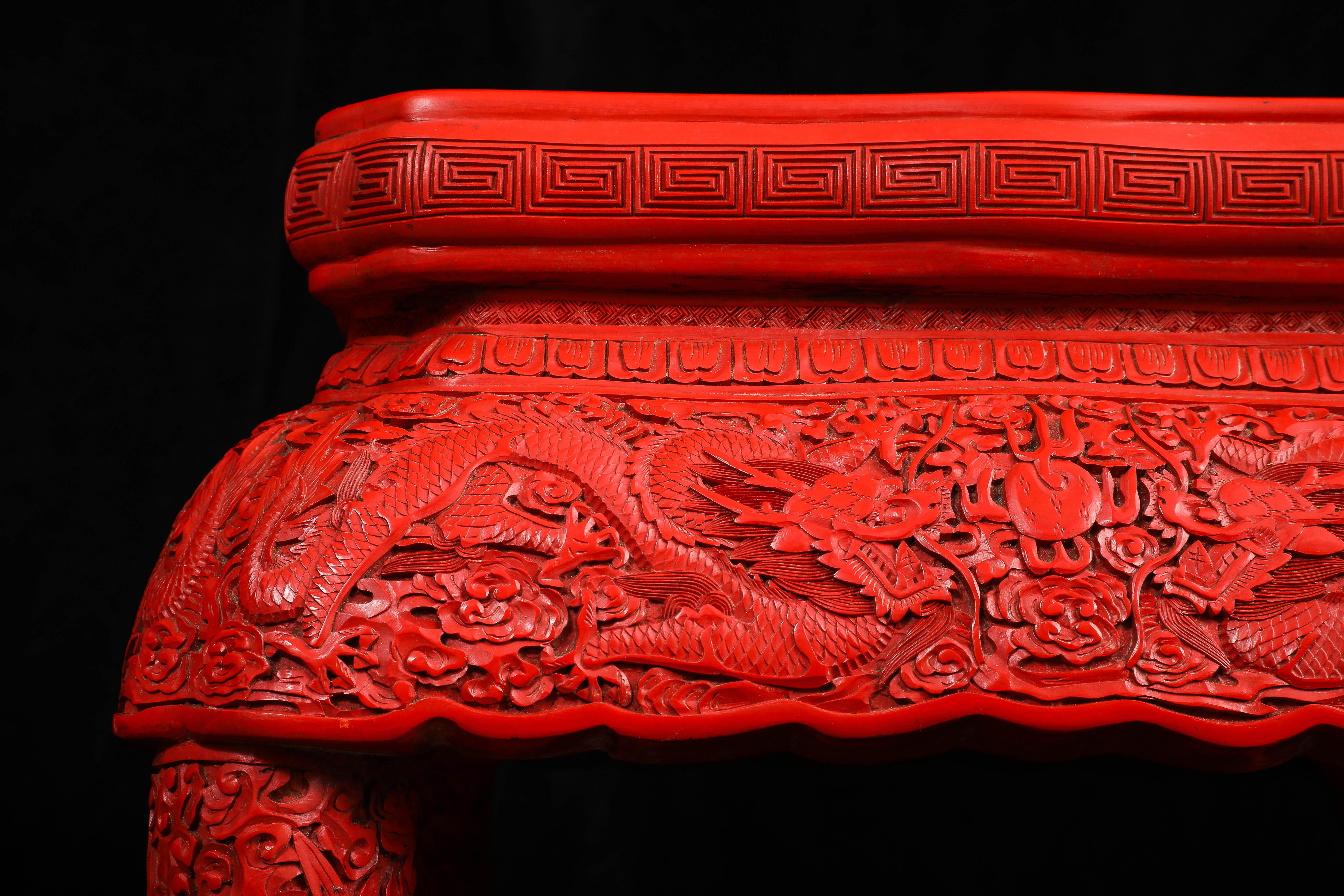 Paire inhabituelle de piédestaux/tools chinois en laque rouge de cinabre à cinq griffes de dragon en vente 8