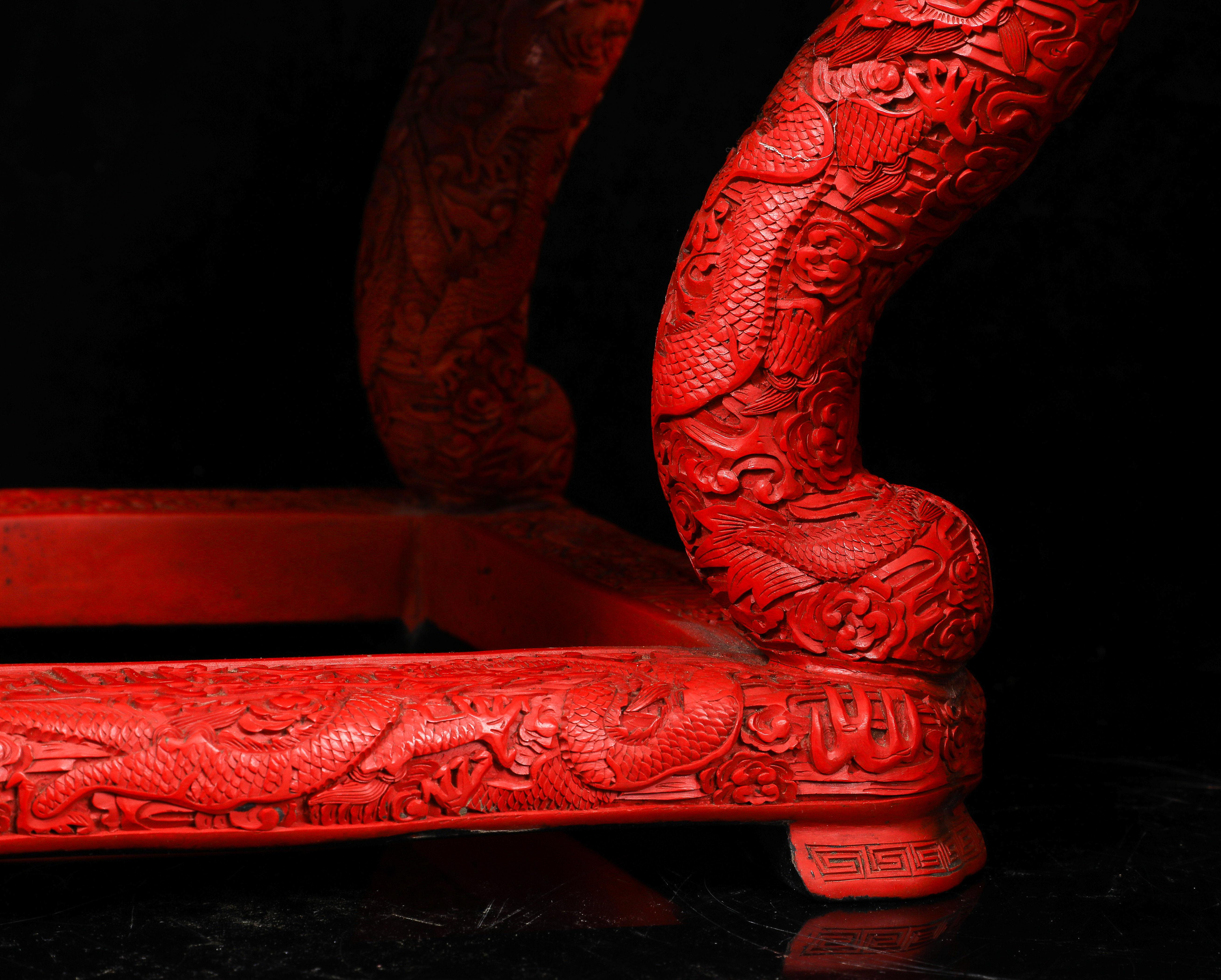 Paire inhabituelle de piédestaux/tools chinois en laque rouge de cinabre à cinq griffes de dragon en vente 9