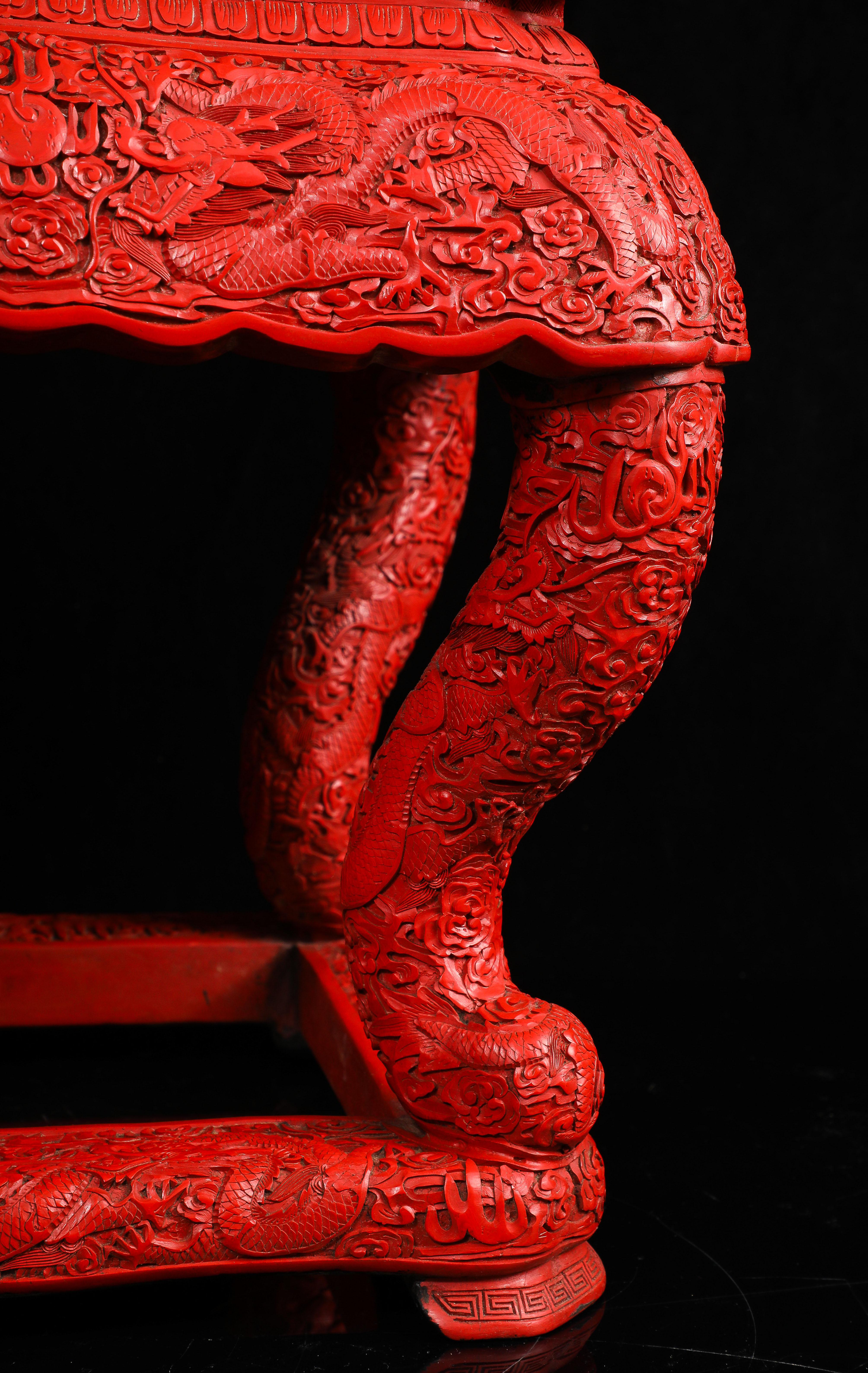 Paire inhabituelle de piédestaux/tools chinois en laque rouge de cinabre à cinq griffes de dragon en vente 10