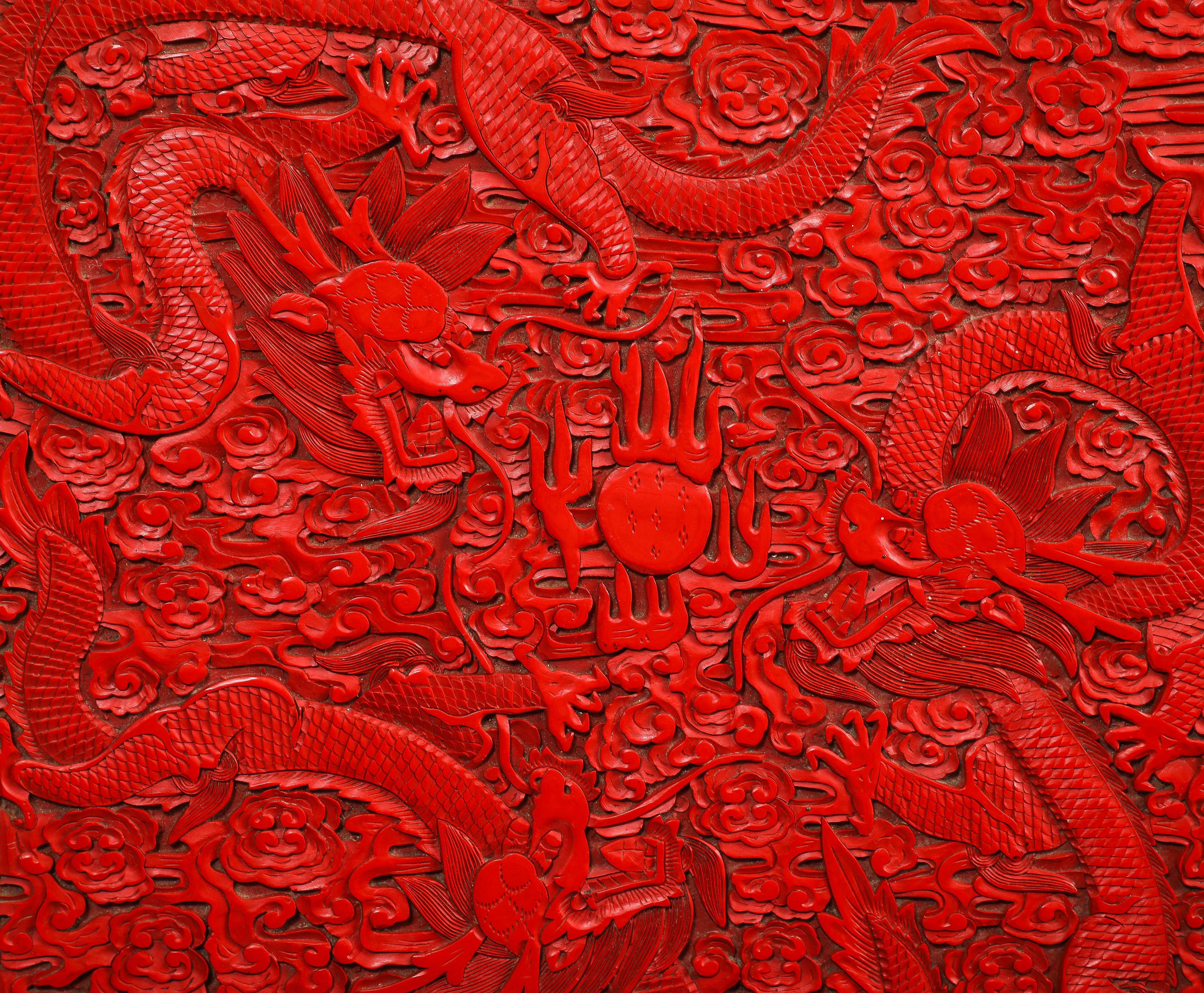 Paire inhabituelle de piédestaux/tools chinois en laque rouge de cinabre à cinq griffes de dragon en vente 11