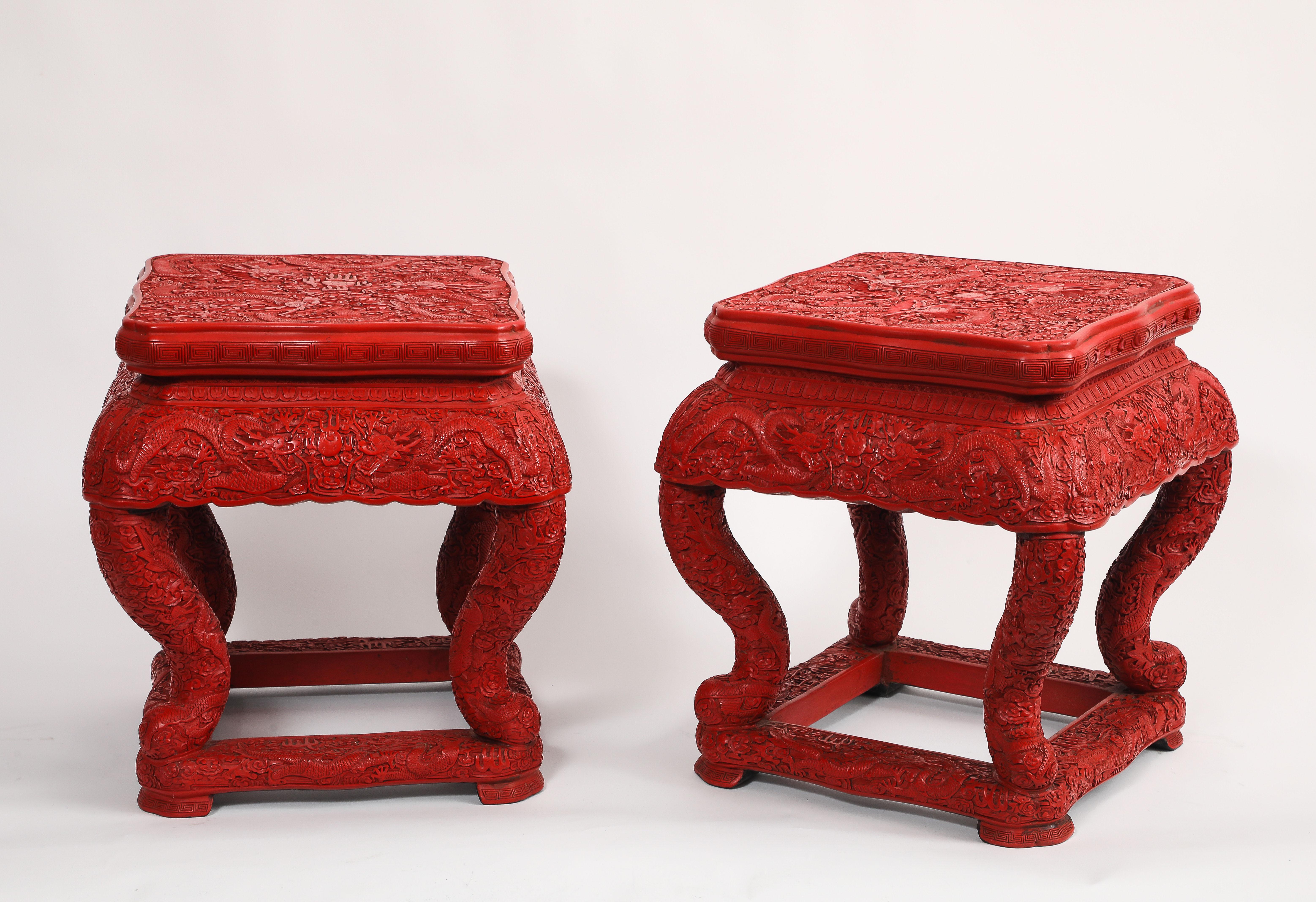 Une paire fantastique et tout à fait inhabituelle de très beaux socles de dragon à cinq griffes en laque de cinabre rouge de Chine.  Ces piédestaux sont de forme carrée, avec des plateaux légèrement en retrait, et reposent sur quatre pieds cabrioles