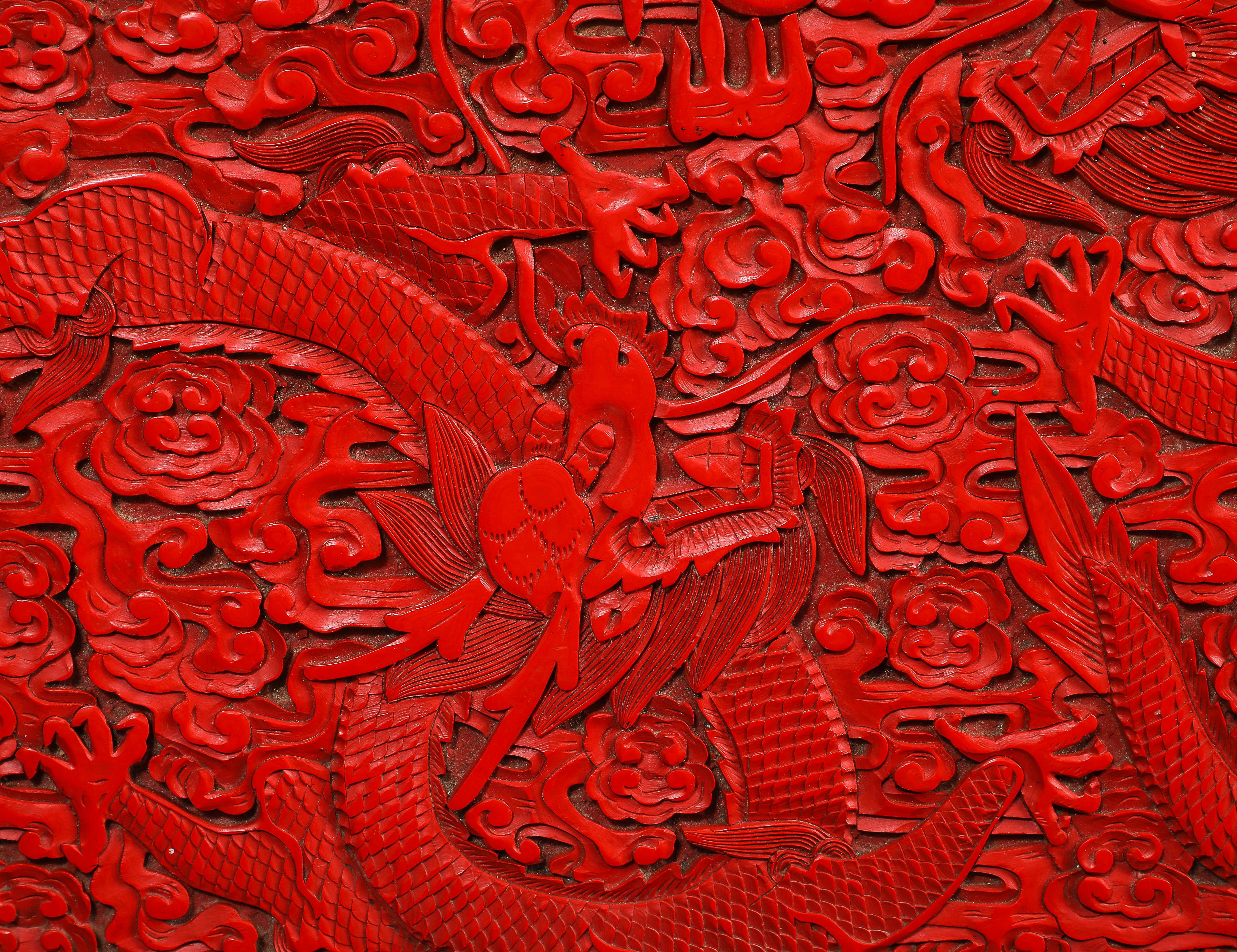 Paire inhabituelle de piédestaux/tools chinois en laque rouge de cinabre à cinq griffes de dragon en vente 12