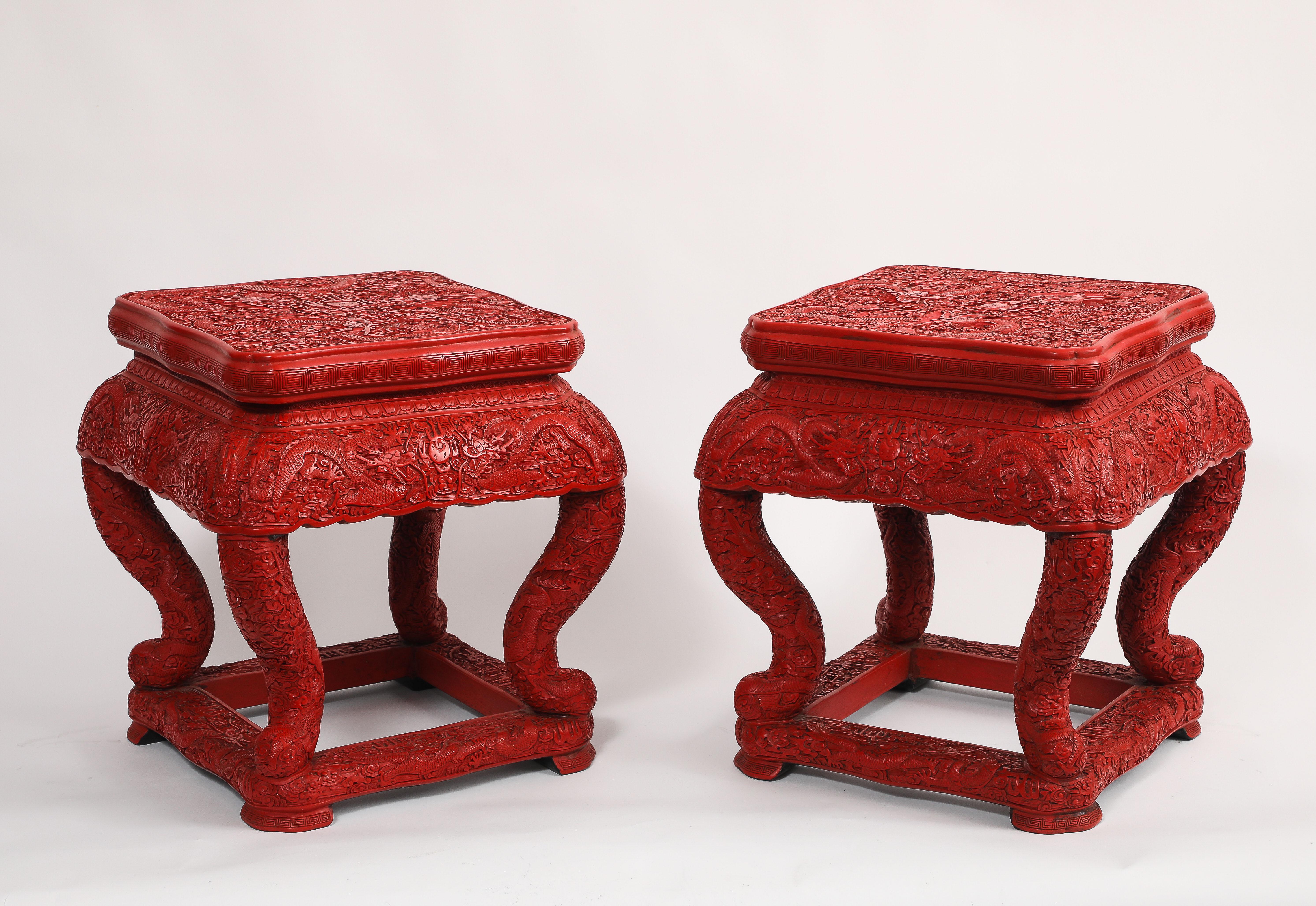 Qing Paire inhabituelle de piédestaux/tools chinois en laque rouge de cinabre à cinq griffes de dragon en vente