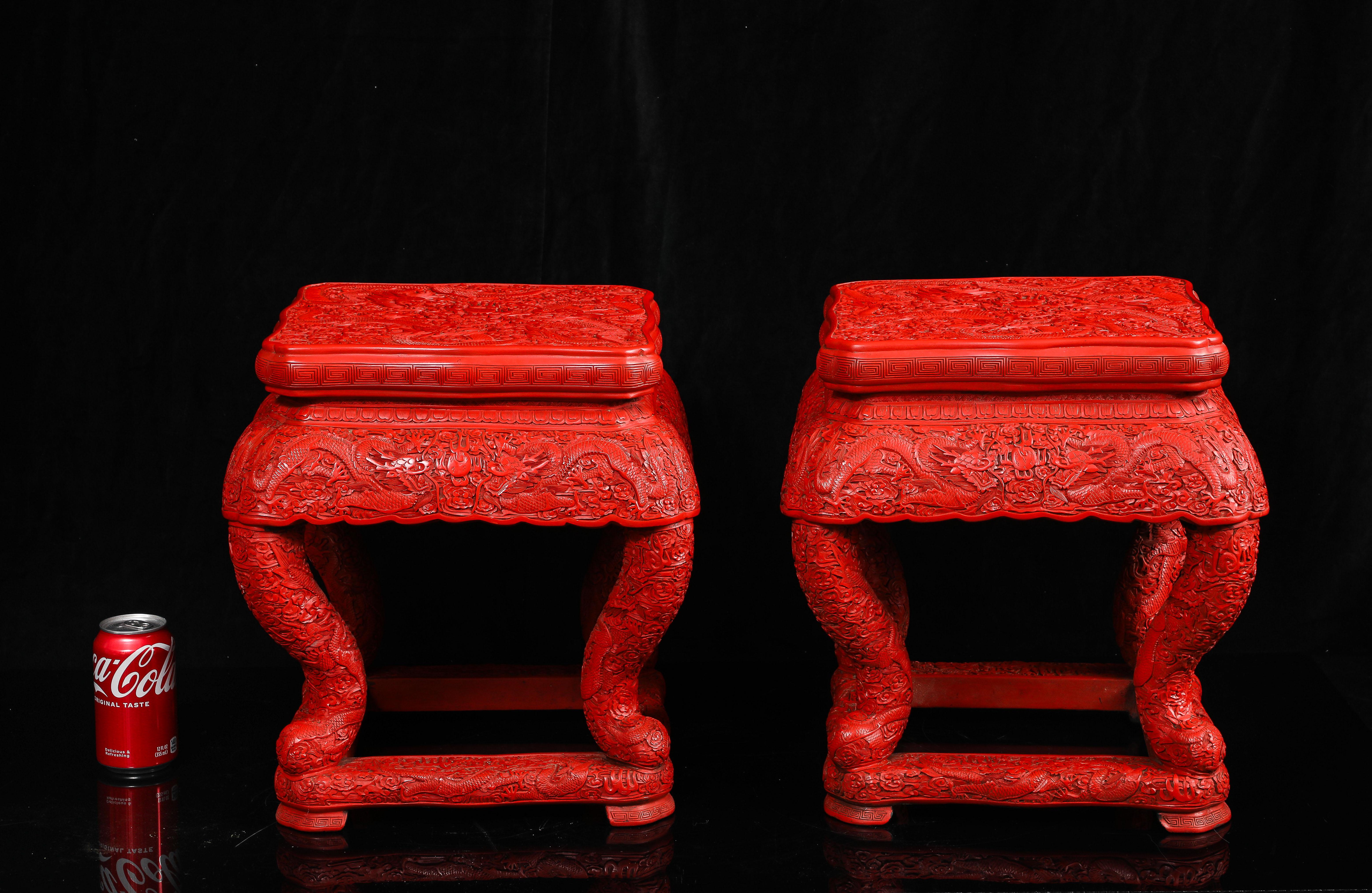 Chinois Paire inhabituelle de piédestaux/tools chinois en laque rouge de cinabre à cinq griffes de dragon en vente