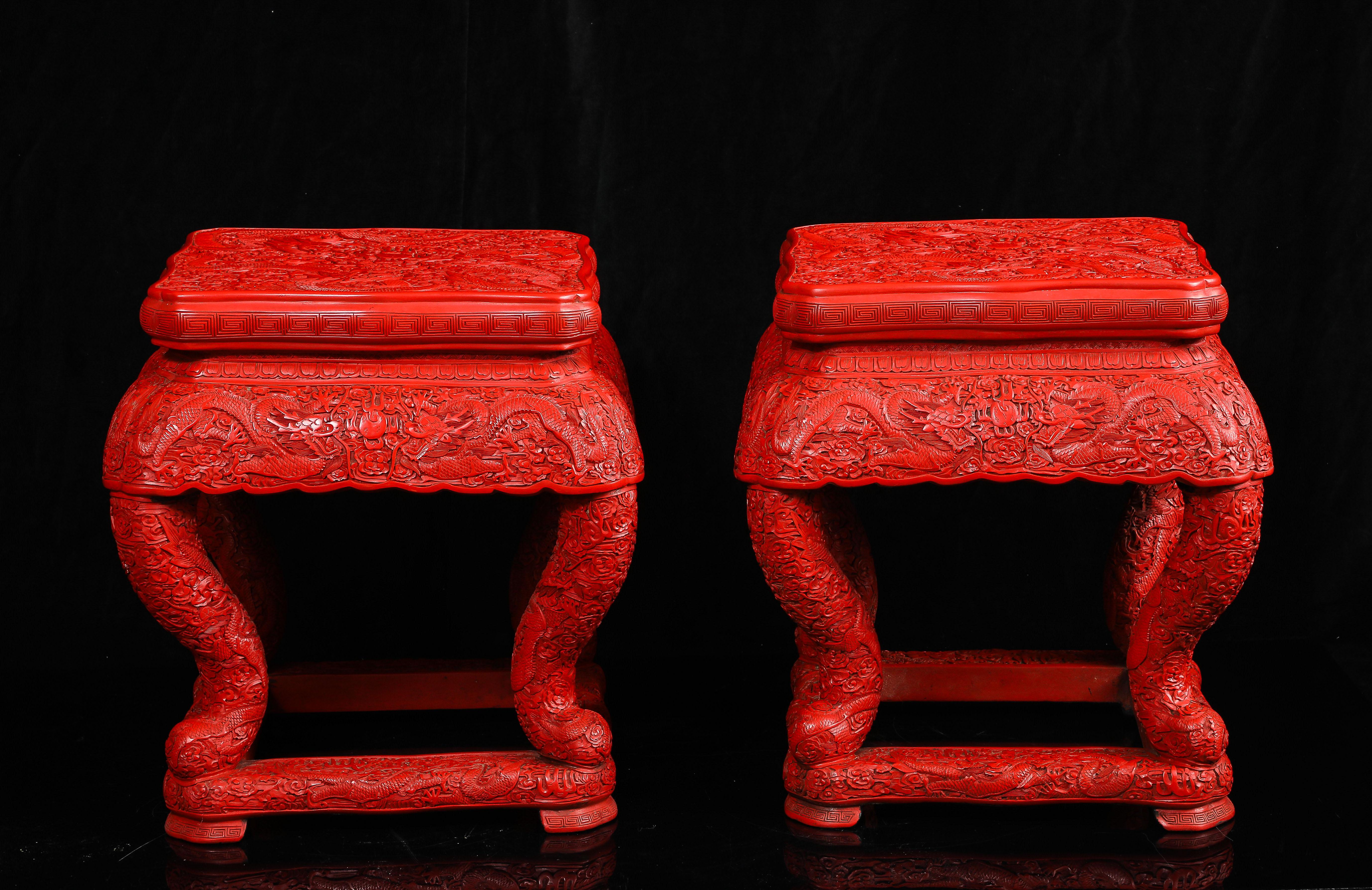 Laqué Paire inhabituelle de piédestaux/tools chinois en laque rouge de cinabre à cinq griffes de dragon en vente